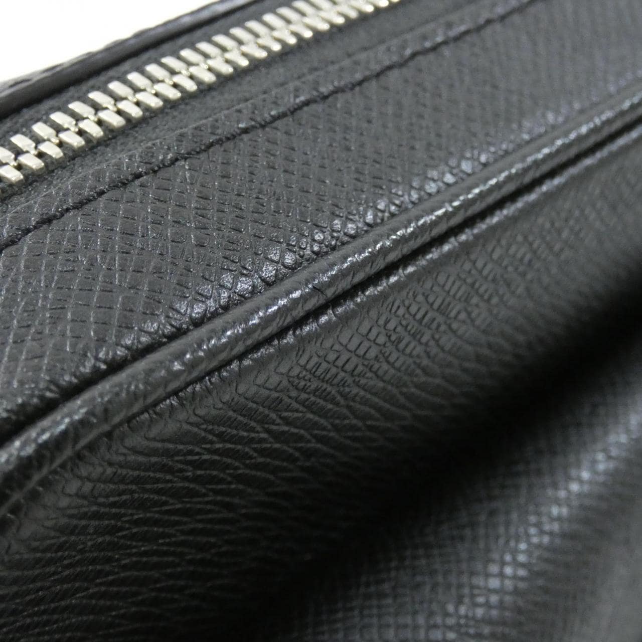 ルイヴィトン タイガ ラマ アウトドア メッセンジャー PM M30233 ショルダーバッグ