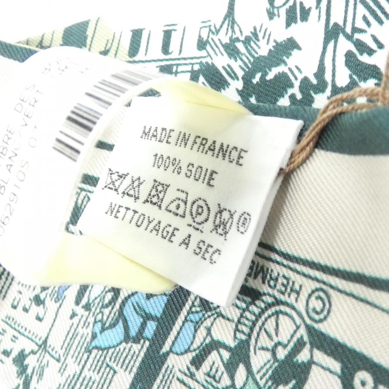 【未使用品】エルメス A L'OMBRE DES BOULEVARDS ツイリー 062910S スカーフ