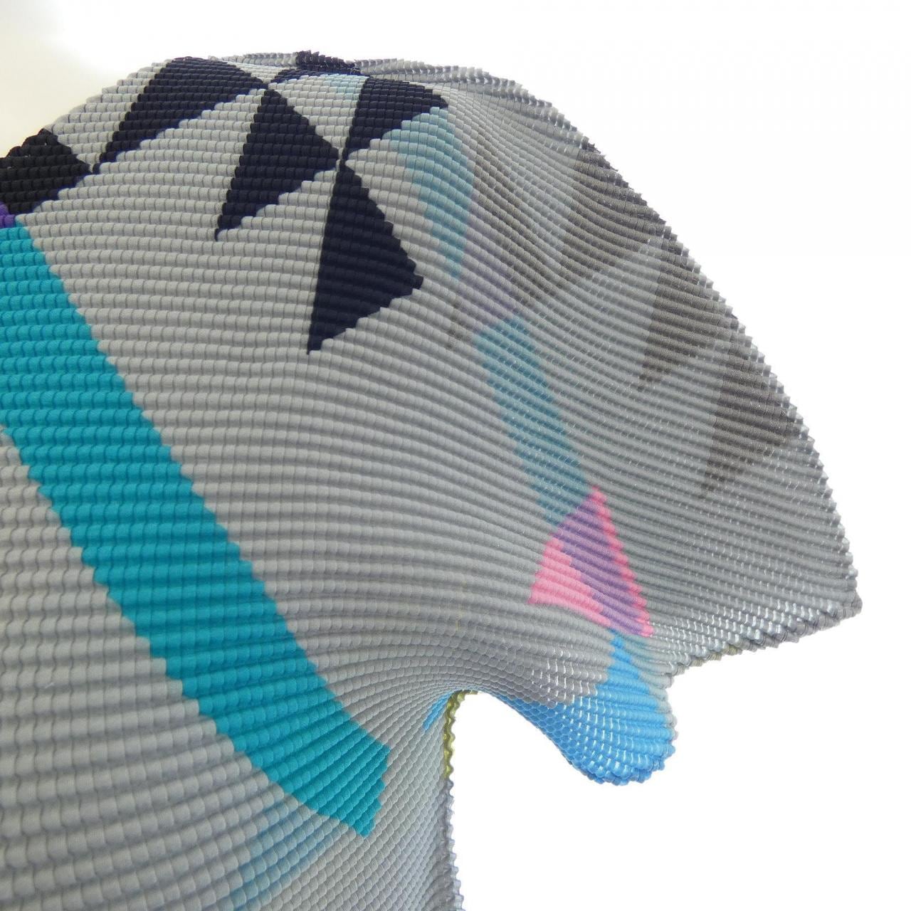 ミーイッセイミヤケ me ISSEY MIYAKE トップス