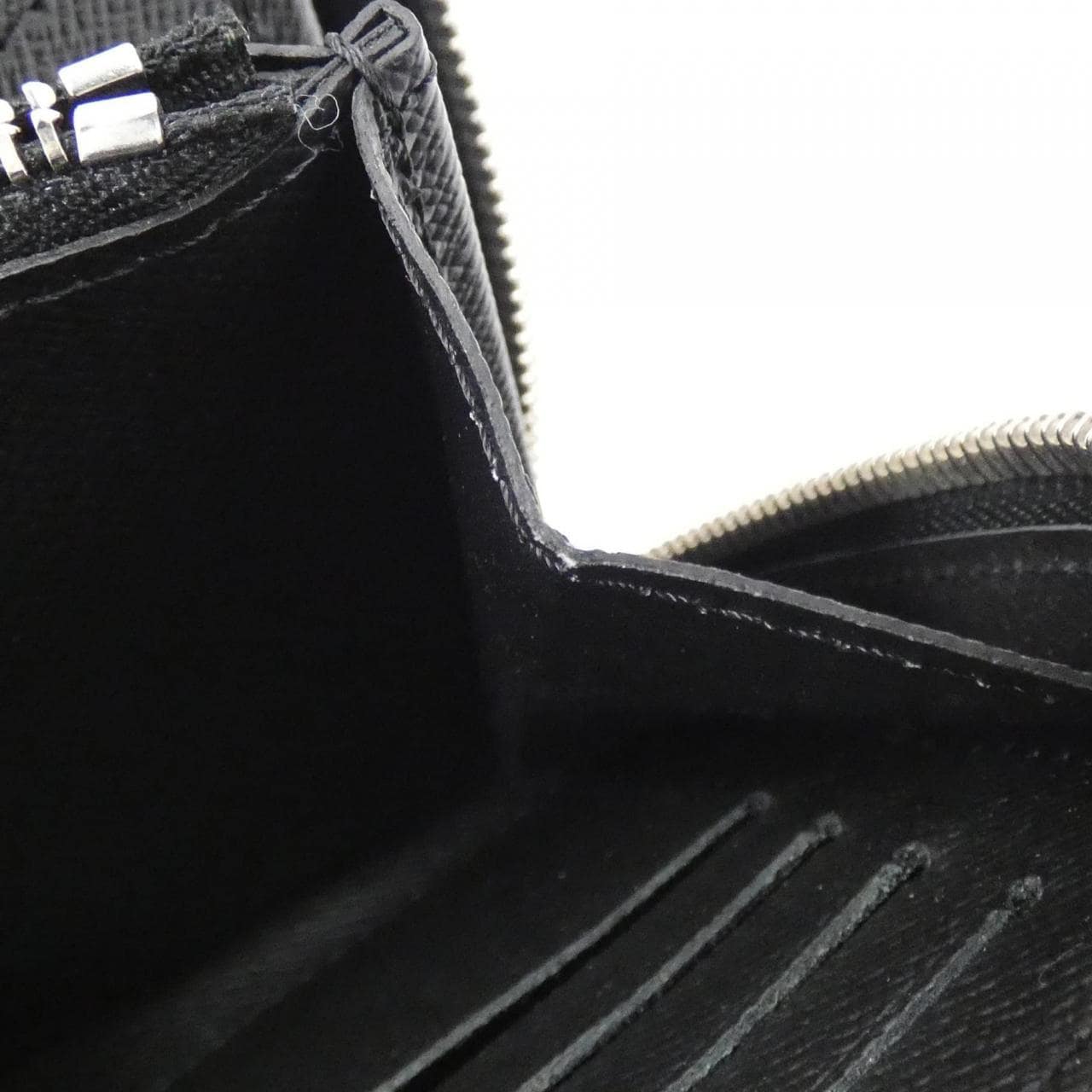 LOUIS VUITTON Taiga Zippy XL M44275 Wallet