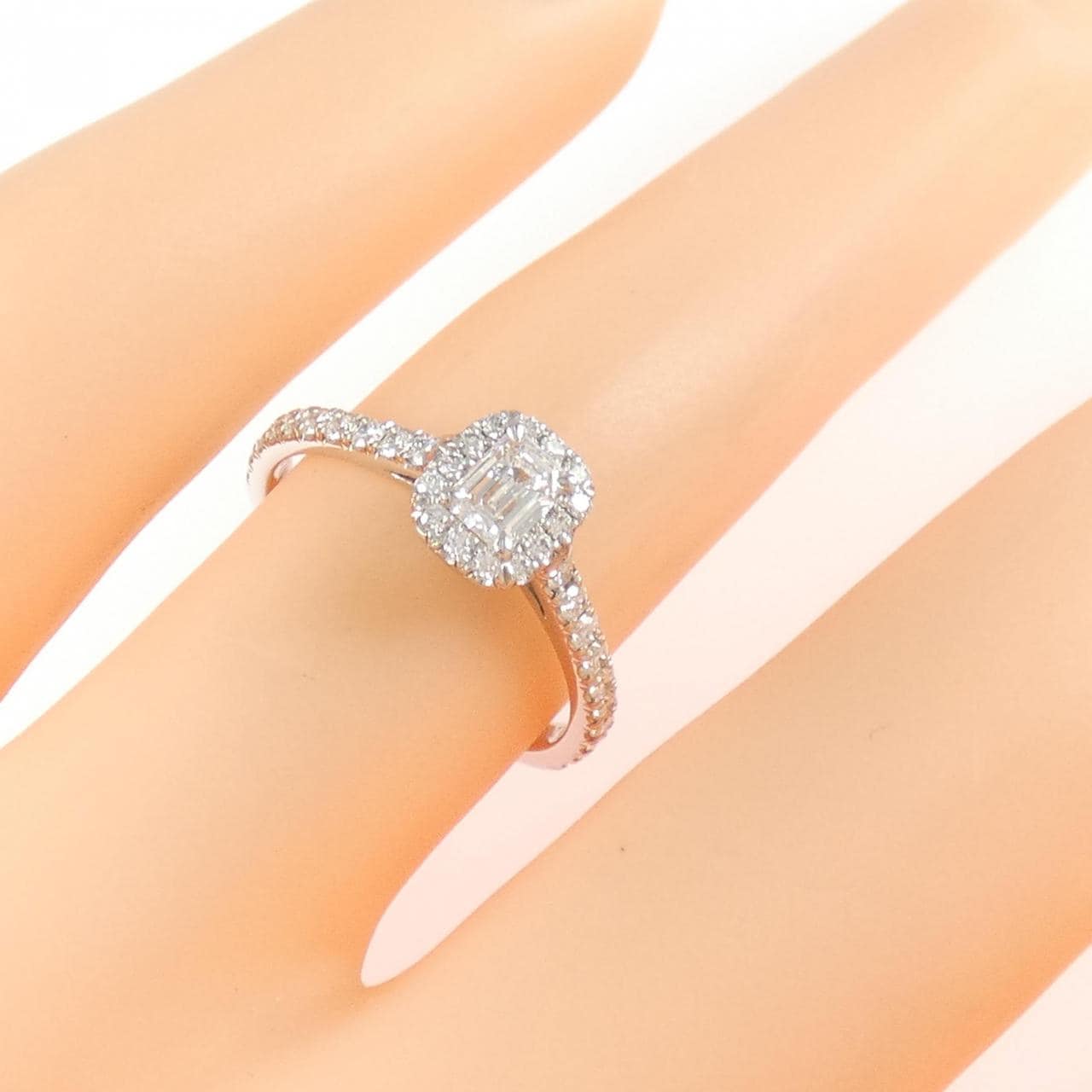 ティファニー ソレスト エメラルドカット リング 0.20CT F VVS2