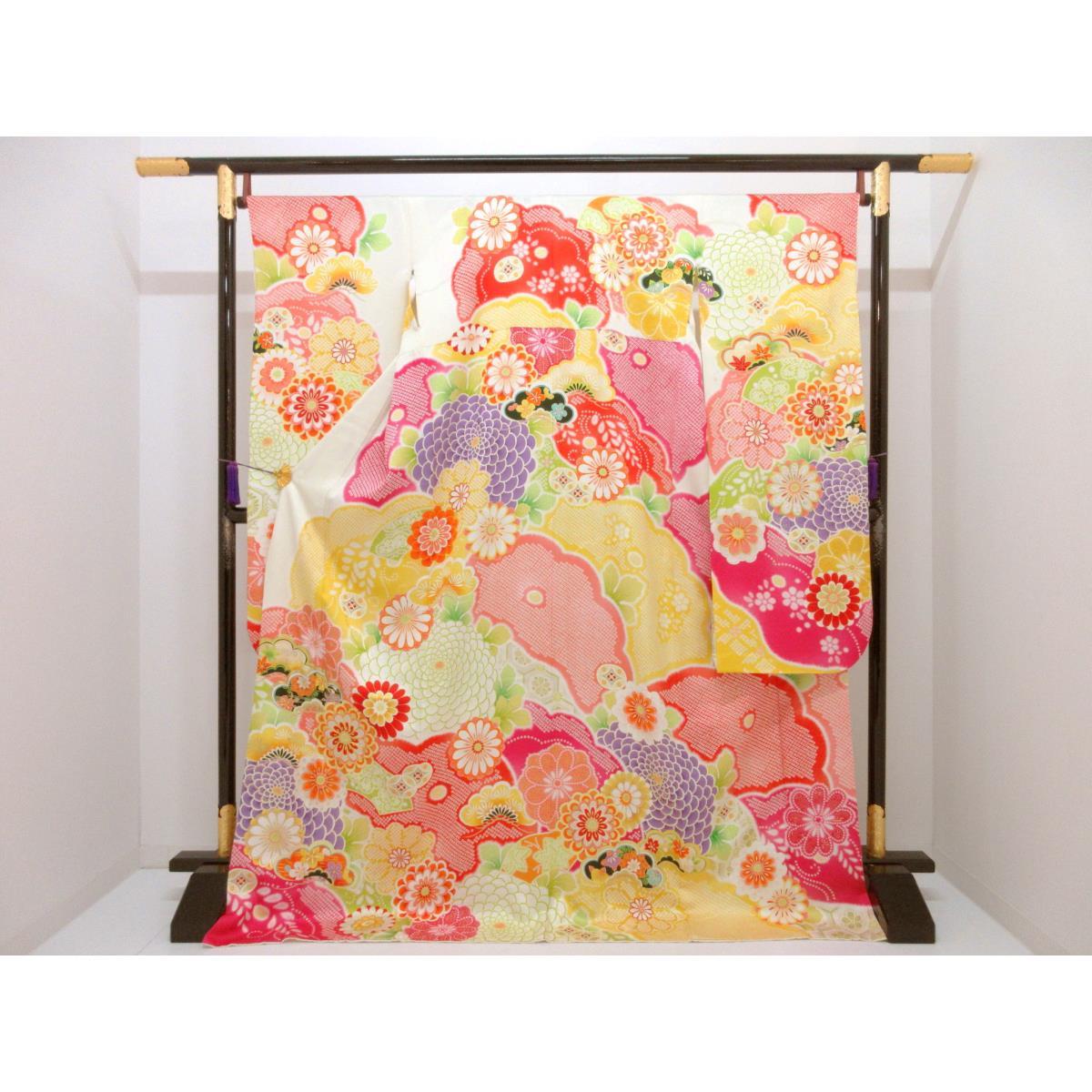 振袖　友禅金彩加工　刺繍入り