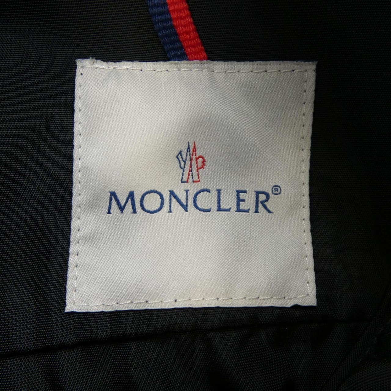 MONCLER MONCLER 40119/50 胸紅鞋