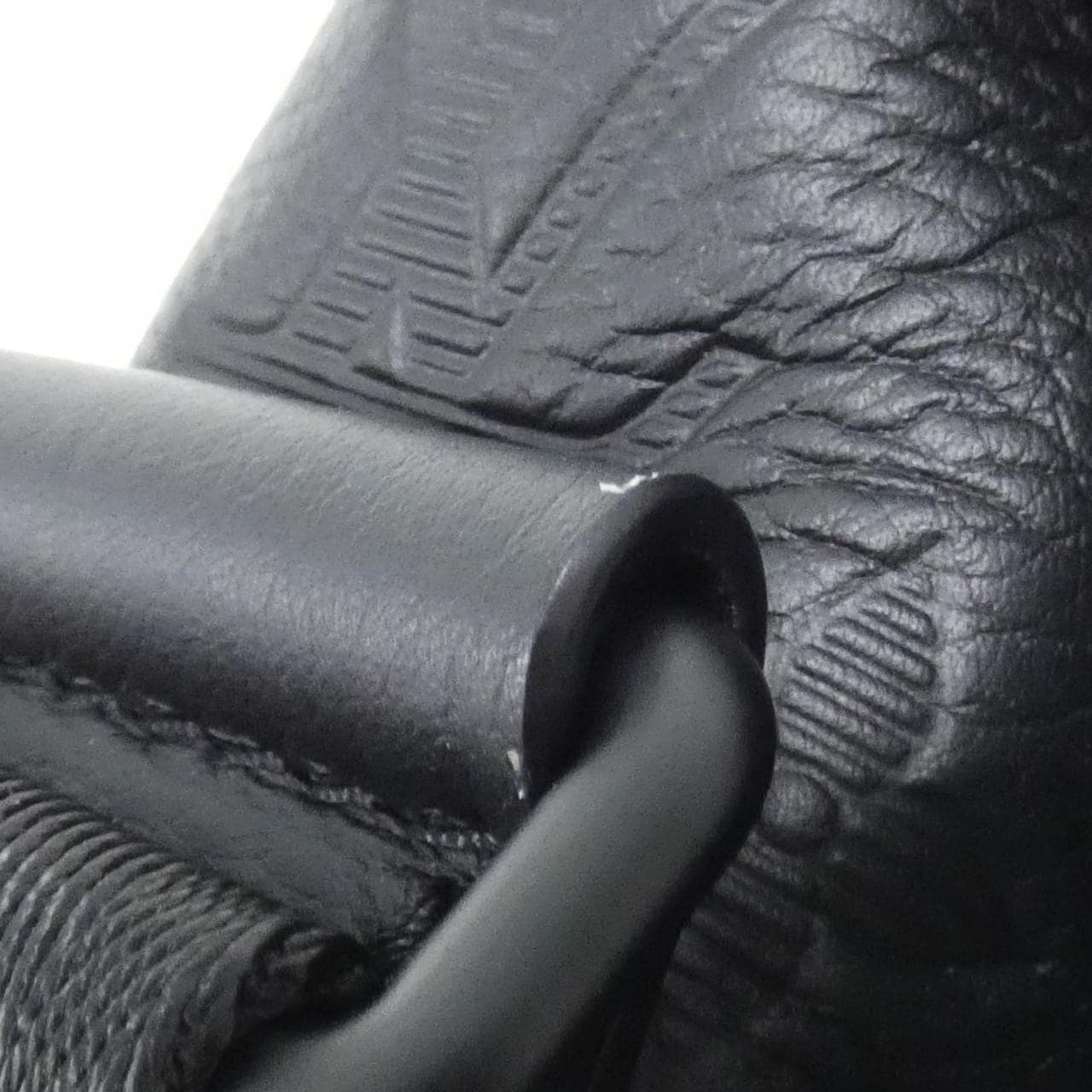 ルイヴィトン モノグラム シャドウ メッセンジャー ヴォワヤージュ PM M25121 ショルダーバッグ