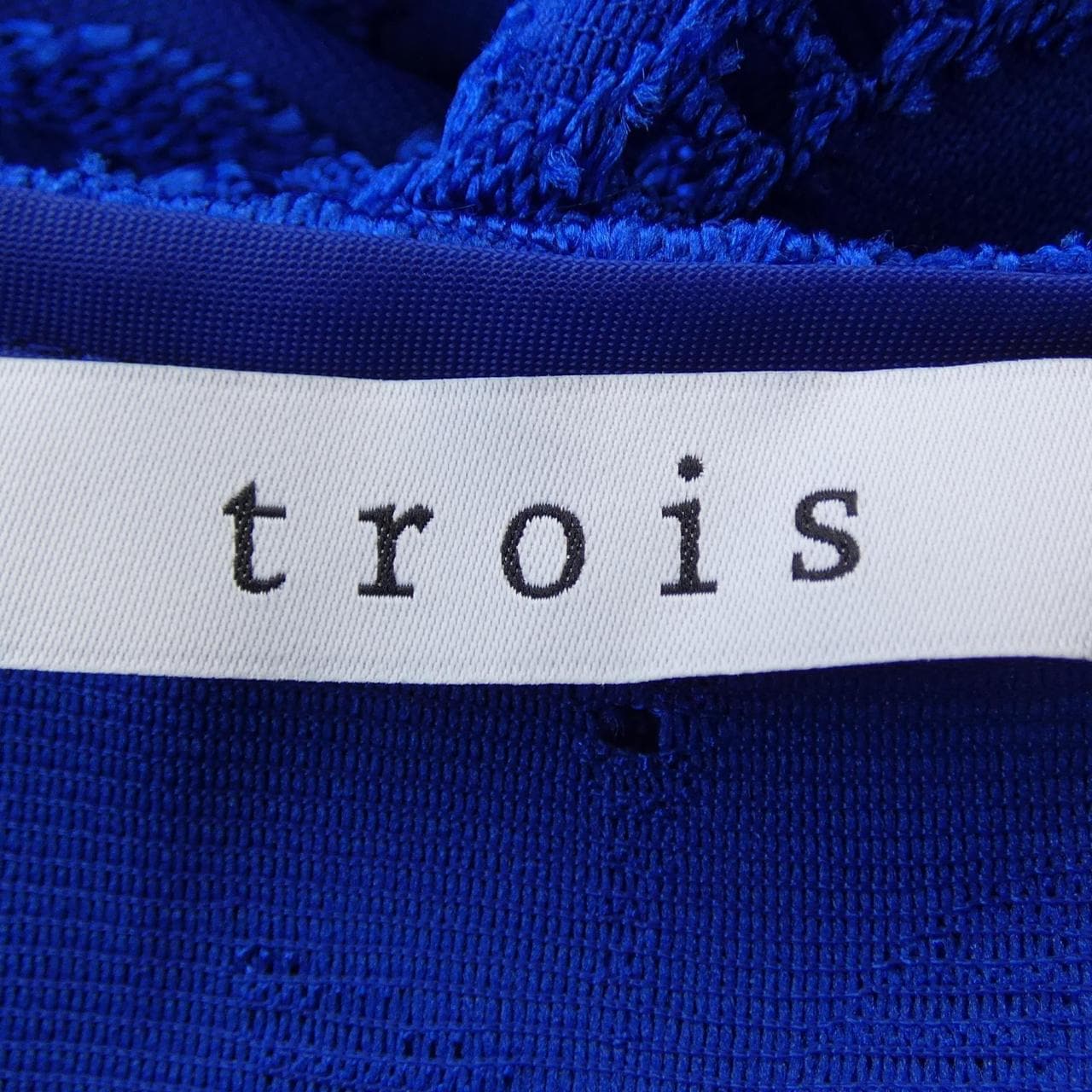 TROIS トップス