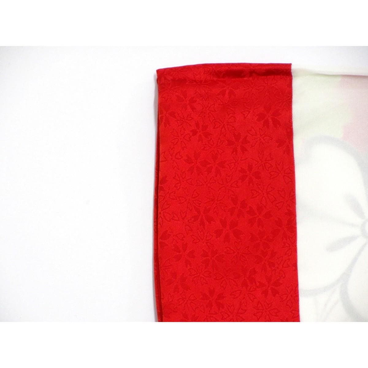 振袖　友禅金彩加工　刺繍入り