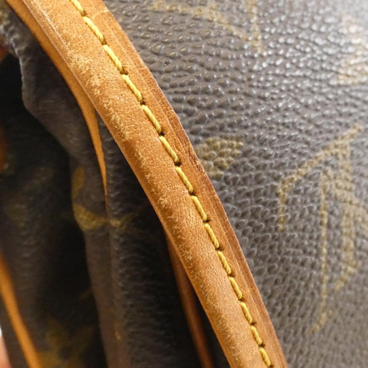 ルイヴィトン モノグラム ソミュール 30cm M42256 ショルダーバッグ