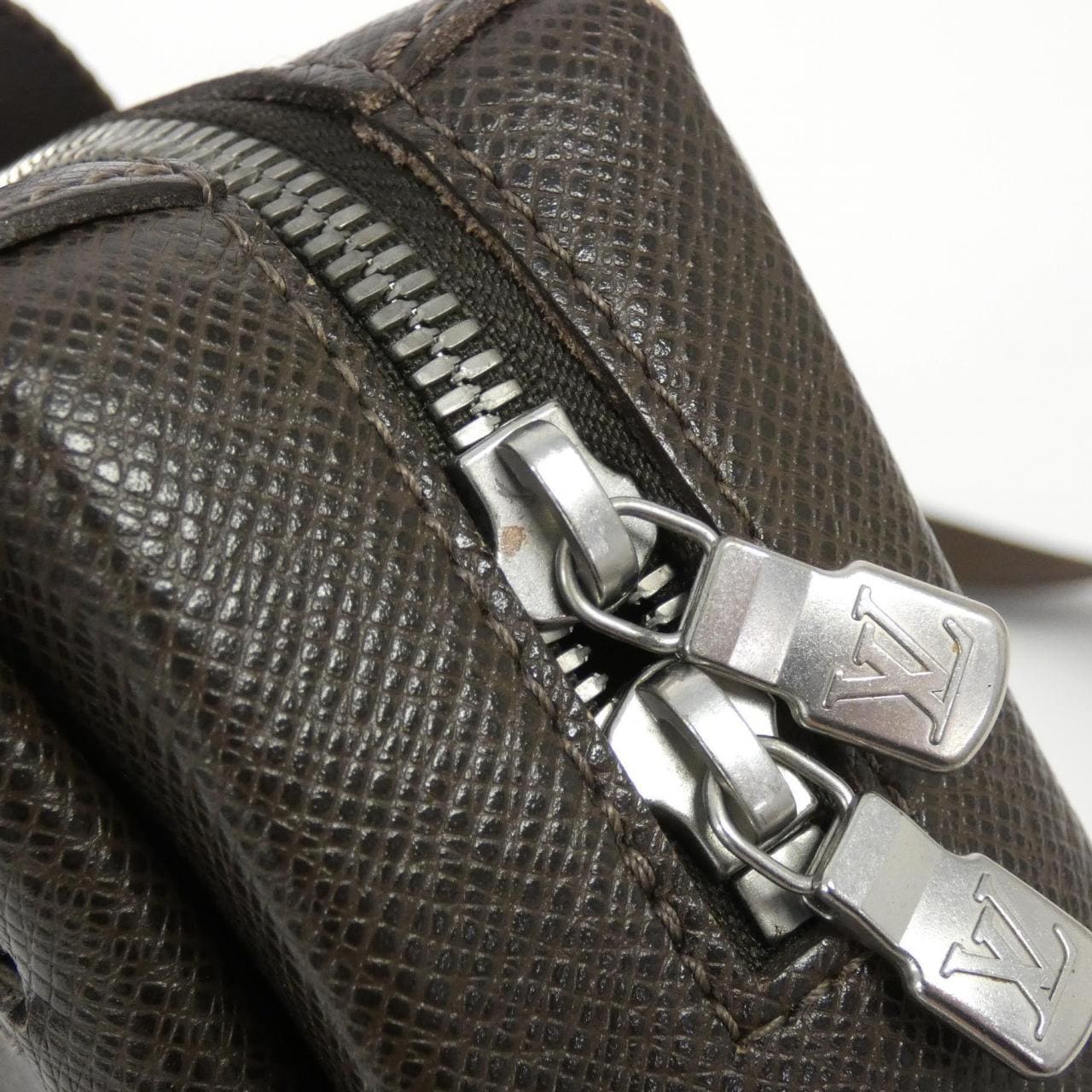 LOUIS VUITTON Taiga Sayan M30908 單肩包