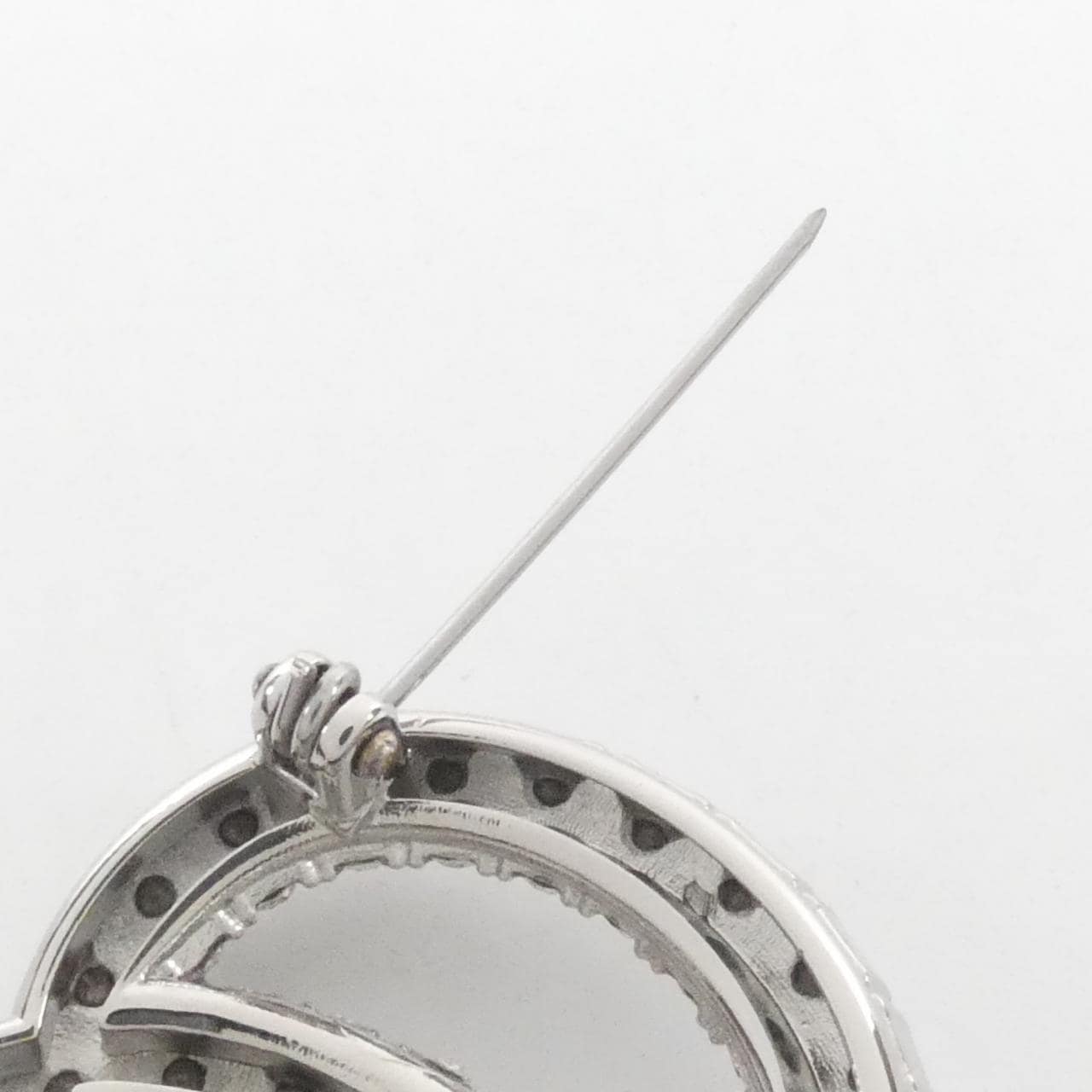 グッチ 819015 J3F42 ブローチ