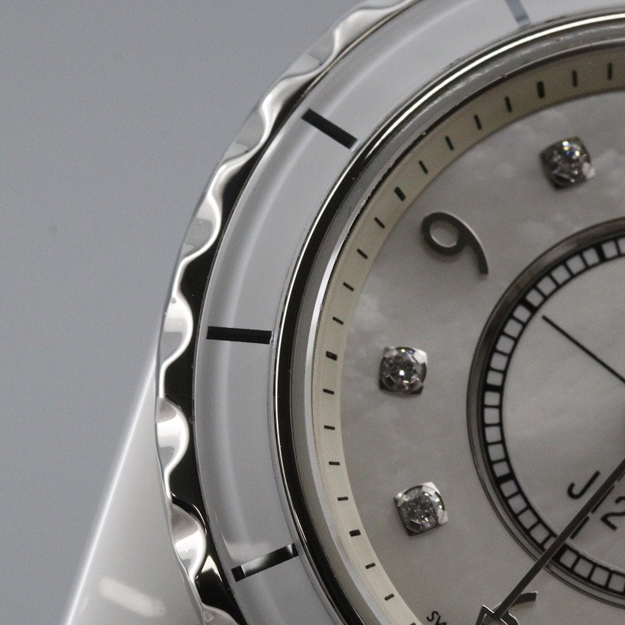CHANEL J12 29mm Ceramic・8P H2570 Ceramic Quartz