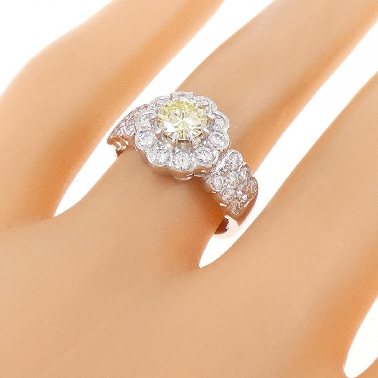 PT900 フラワー ダイヤモンド リング 0.54CT