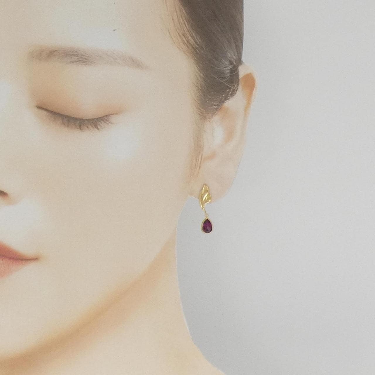 K18YG Garnet earrings