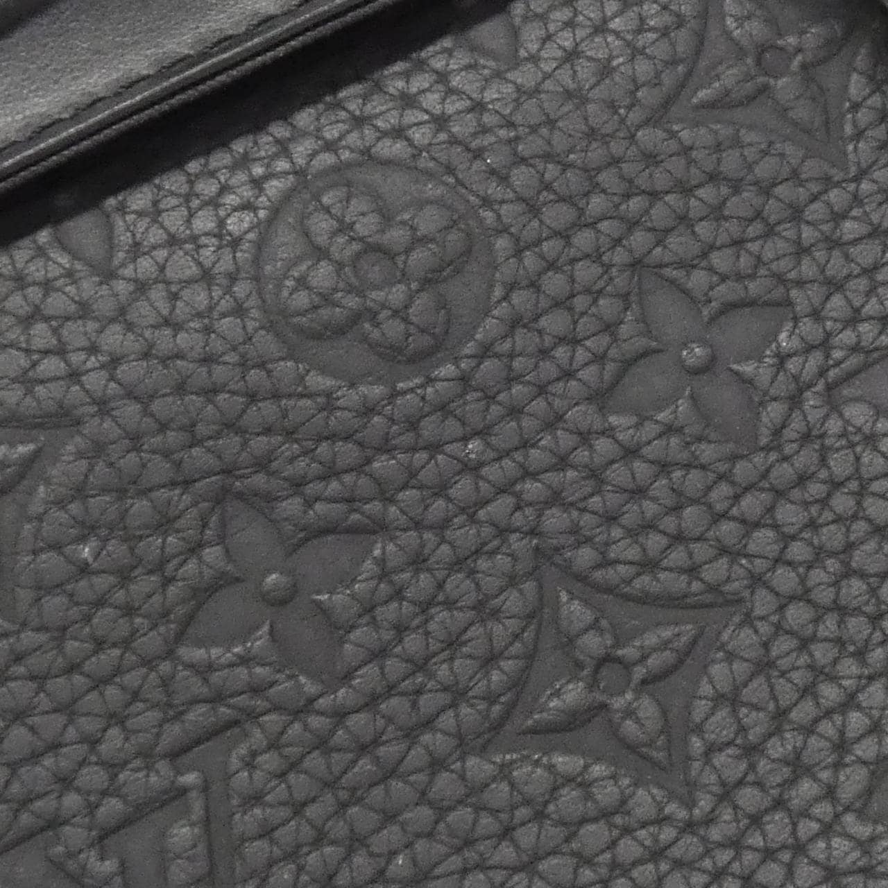 LOUIS VUITTON Taurillon Monogram Nano Steamer M82772 肩背包