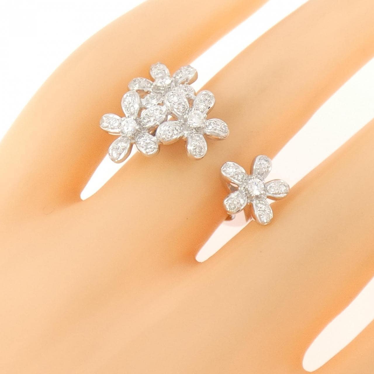 750WG フラワー ダイヤモンド リング 0.65CT