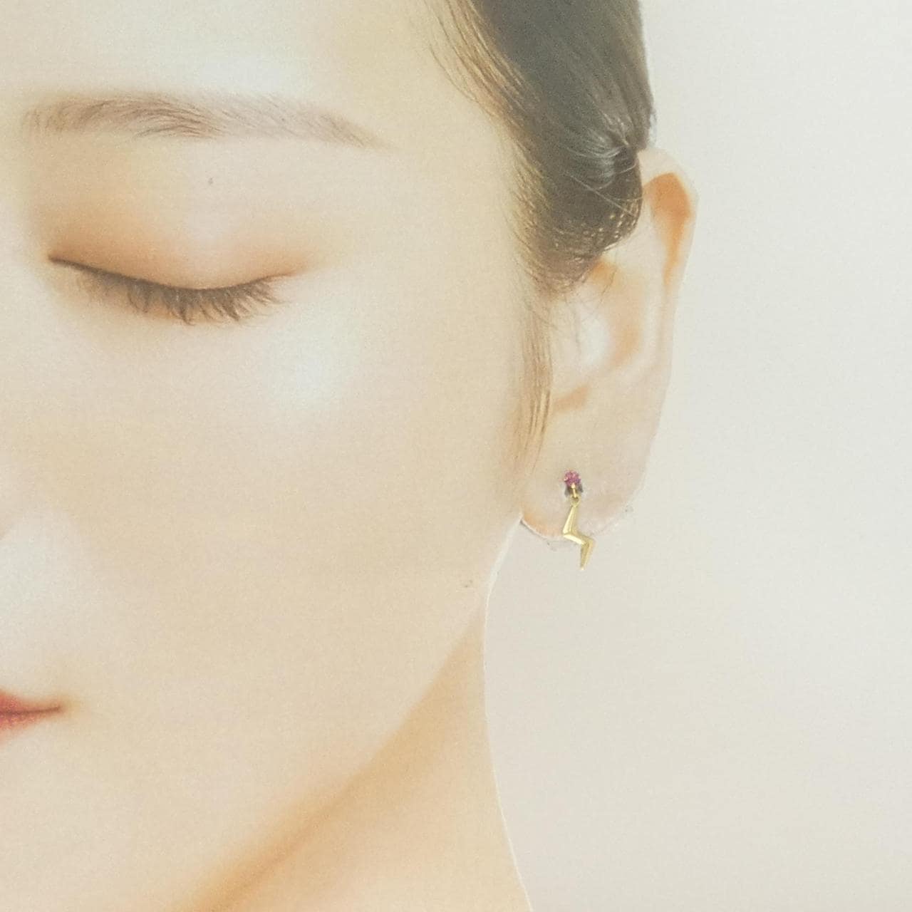 K18YG石榴石耳環