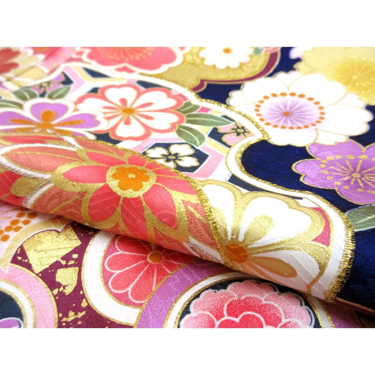 振袖　友禅金彩加工　刺繍入り