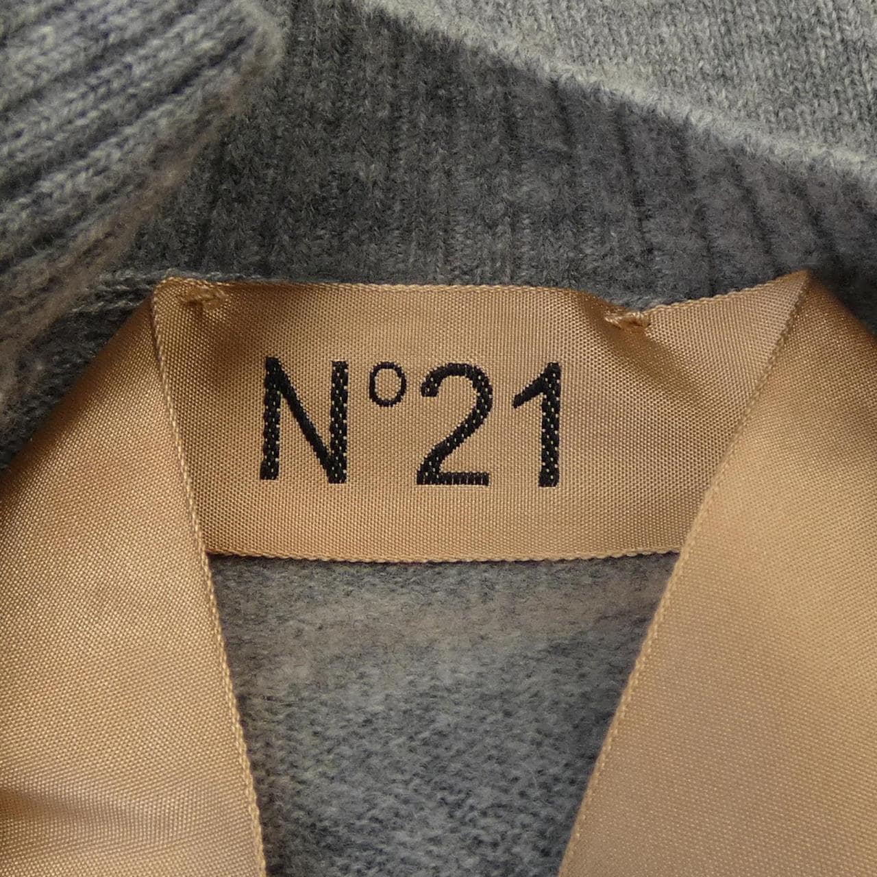 ヌメロヴェントゥーノ N°21 ニット