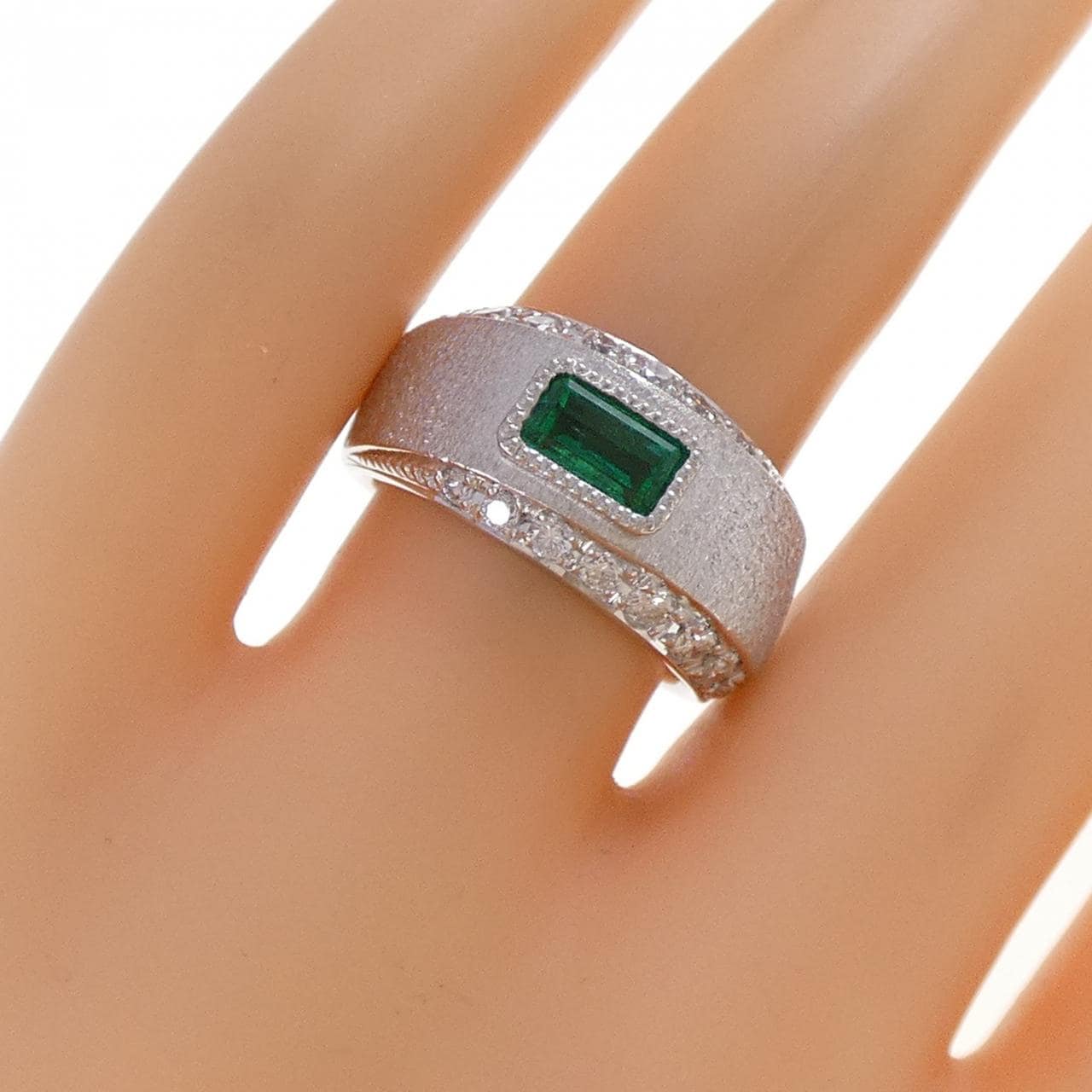 PT900 エメラルド リング 0.70CT