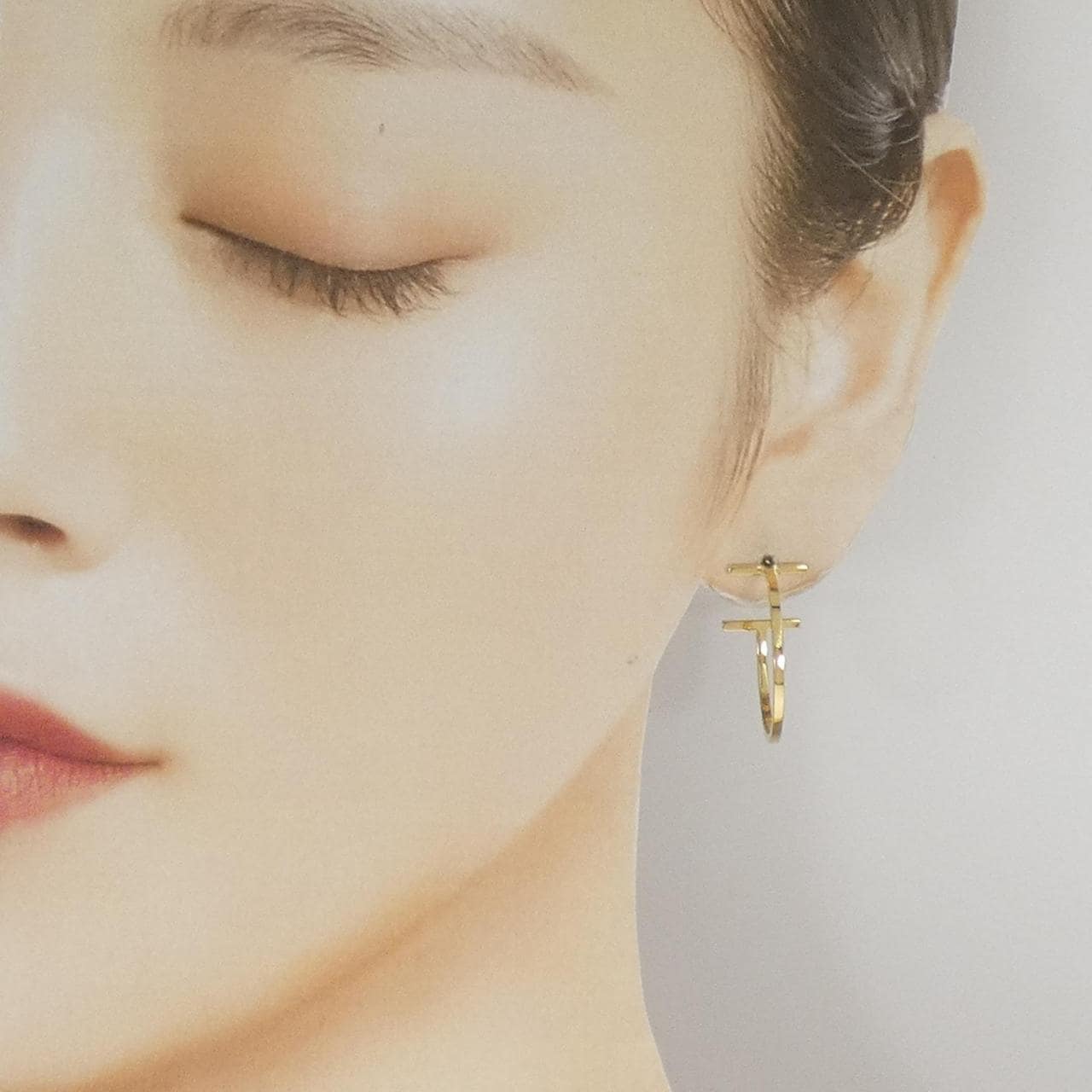 ティファニー Tワイヤー フープ ミディアム ピアス