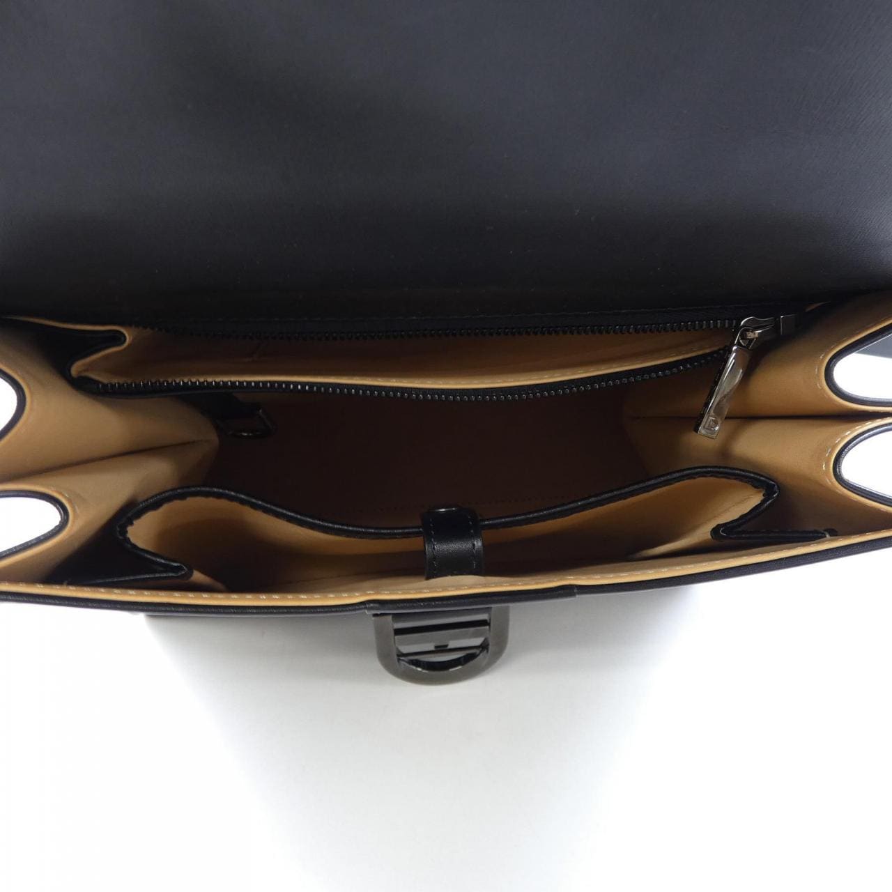 德尔沃DELVAUX