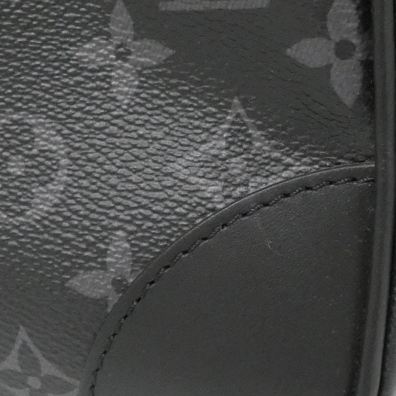 ルイヴィトン モノグラム エクリプス ポルト ドキュマン ヴォワヤージュ M46457 バッグ