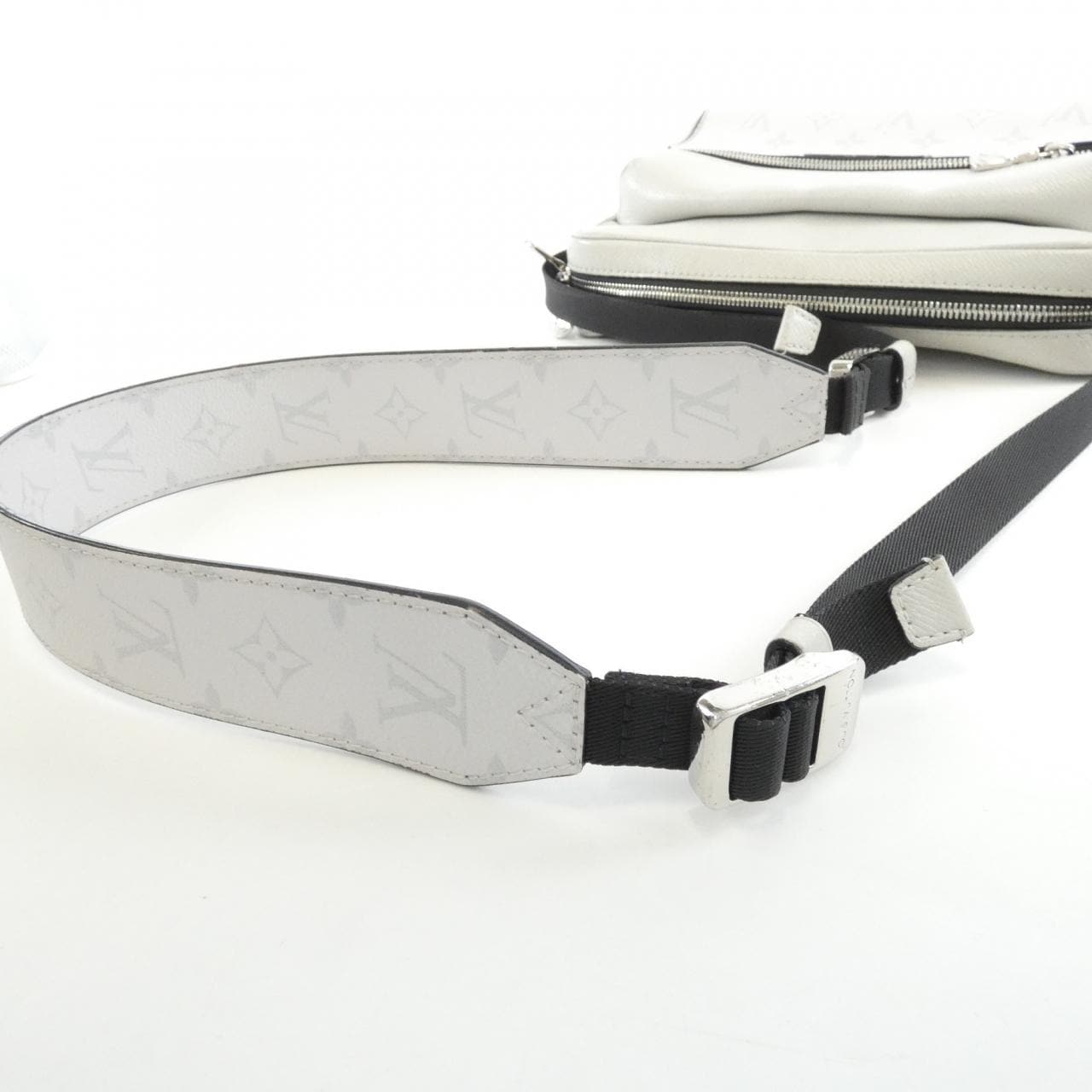 ルイヴィトン タイガ ラマ アウトドア メッセンジャー PM M30243 ショルダーバッグ