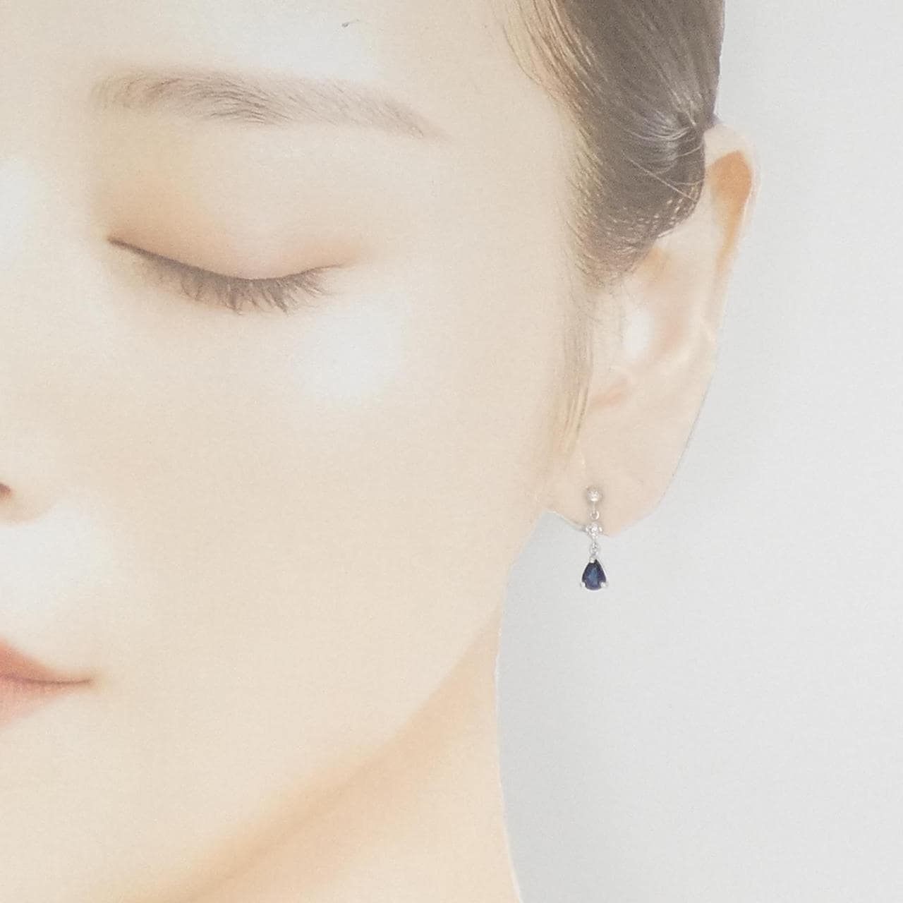 K18WG Sapphire Earrings 0.60CT