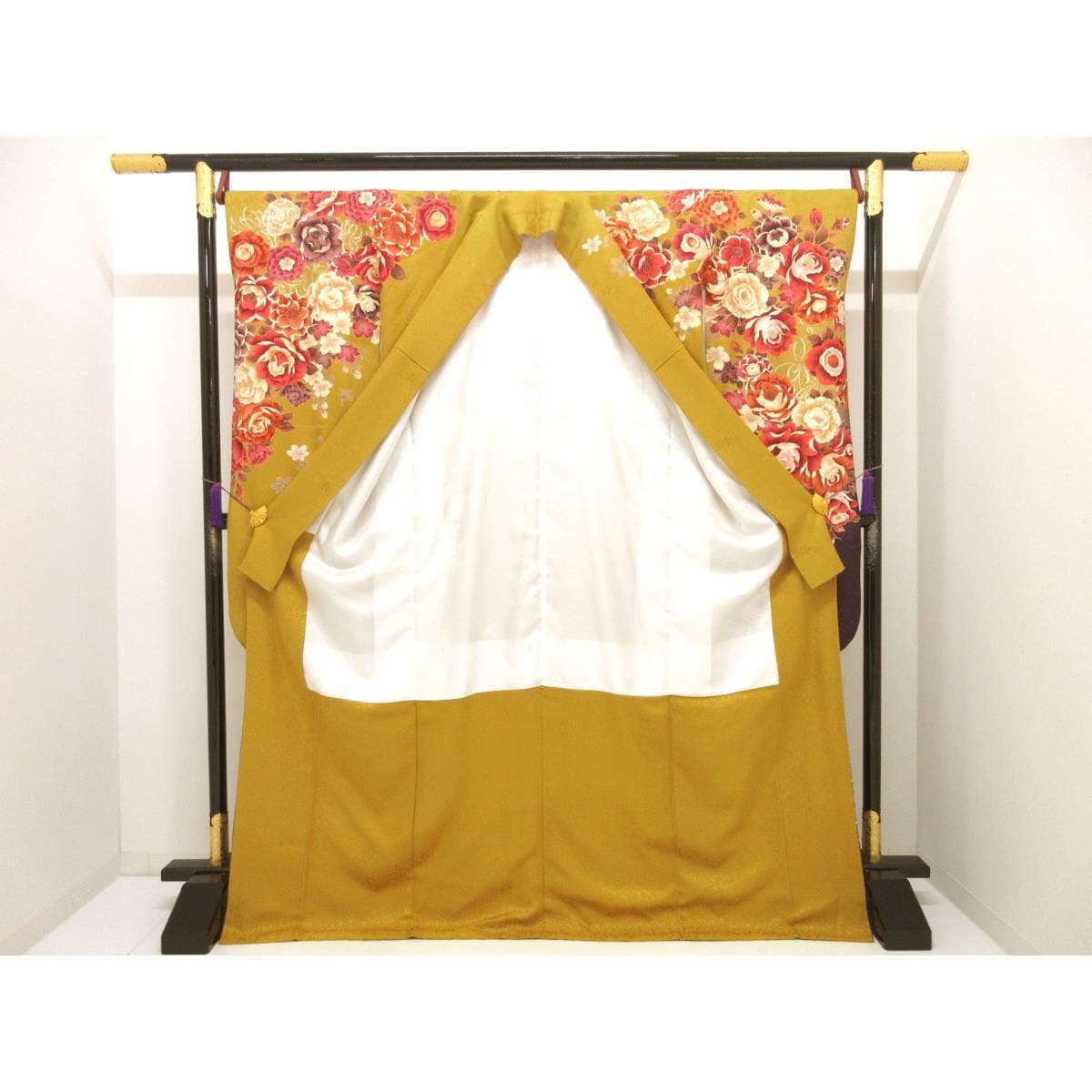 振袖　銀通しボカシ染　友禅金彩加工　刺繍入り