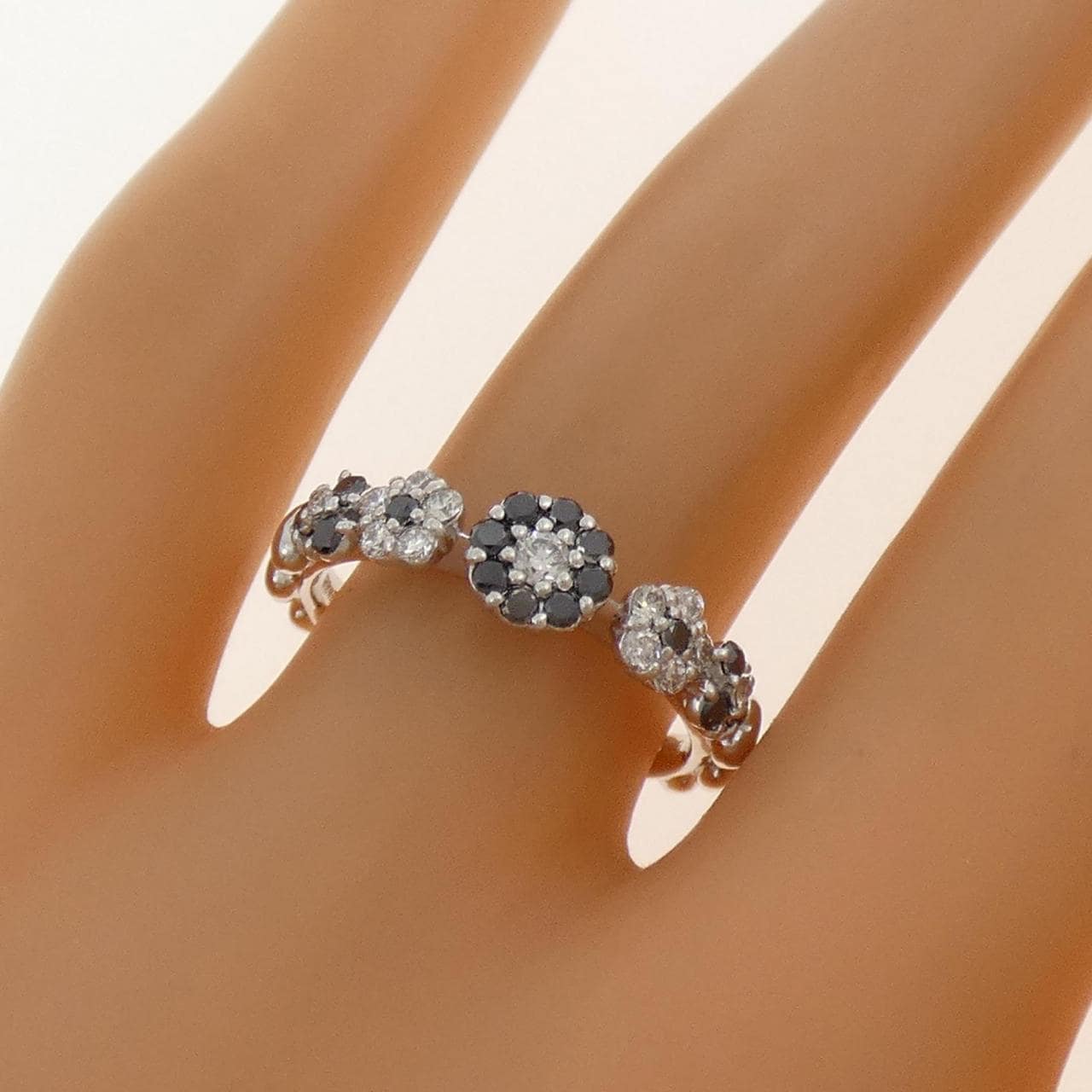 K18WG フラワー ダイヤモンド リング 0.48CT