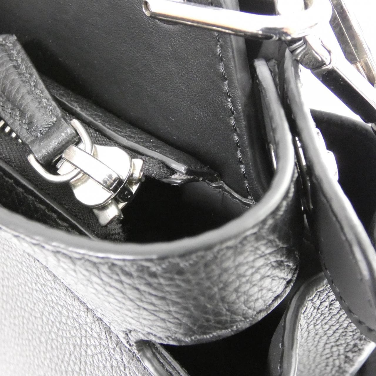 フェンディ SELLERIA ピーカブー エッセンシャル 7VA476 A91A バッグ