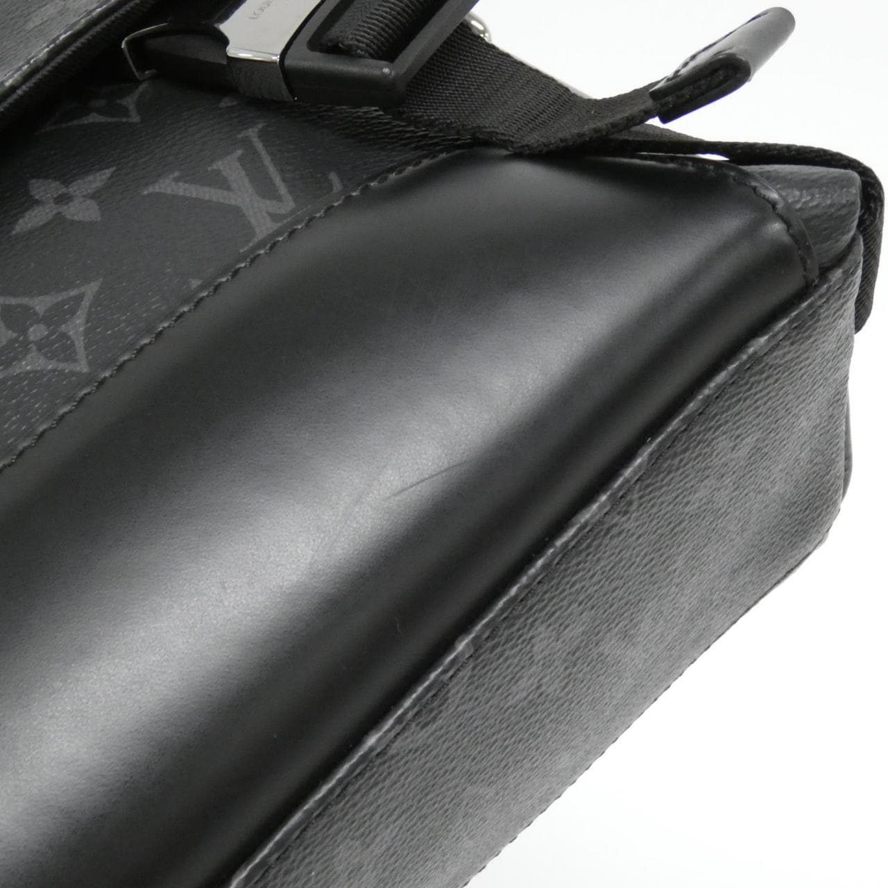 LOUIS VUITTON Monogram Eclipse Messenger Voyage PM M40511 單肩包