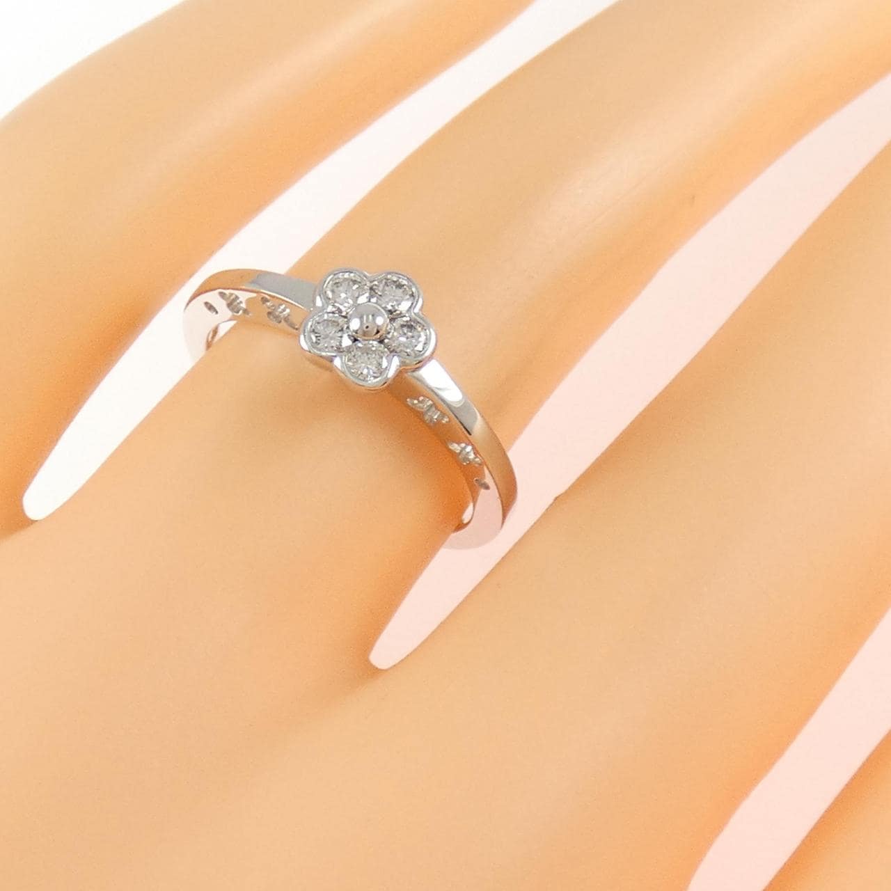 K18WG フラワー ダイヤモンド リング 0.20CT