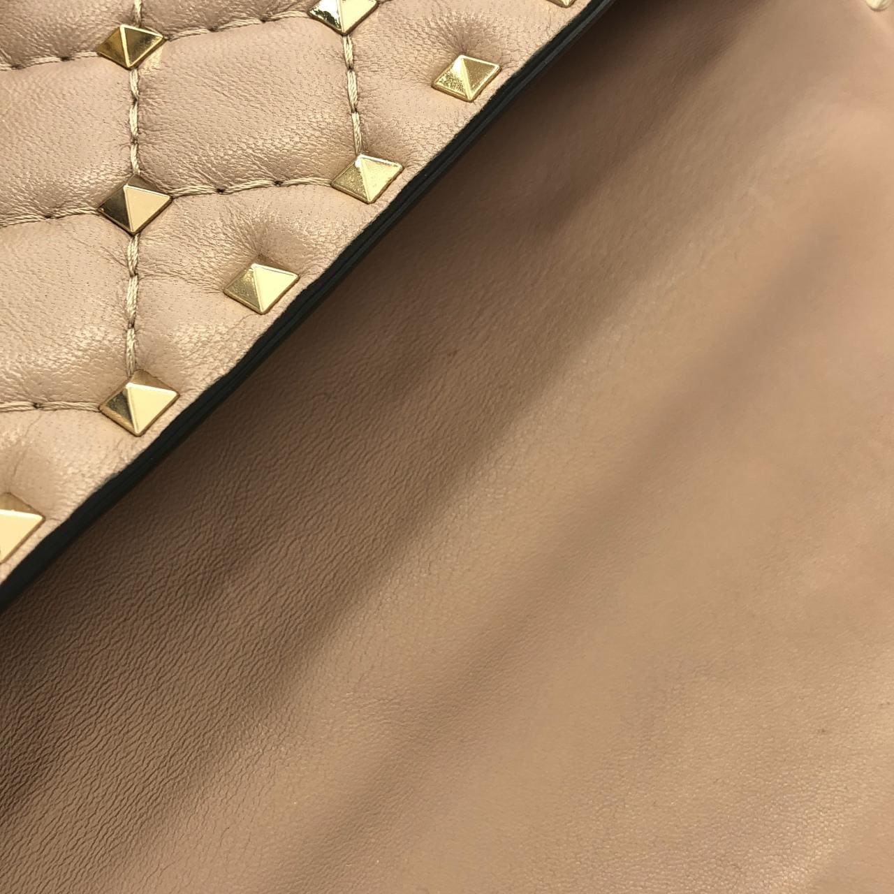 ヴァレンティノガラヴァーニ バッグ