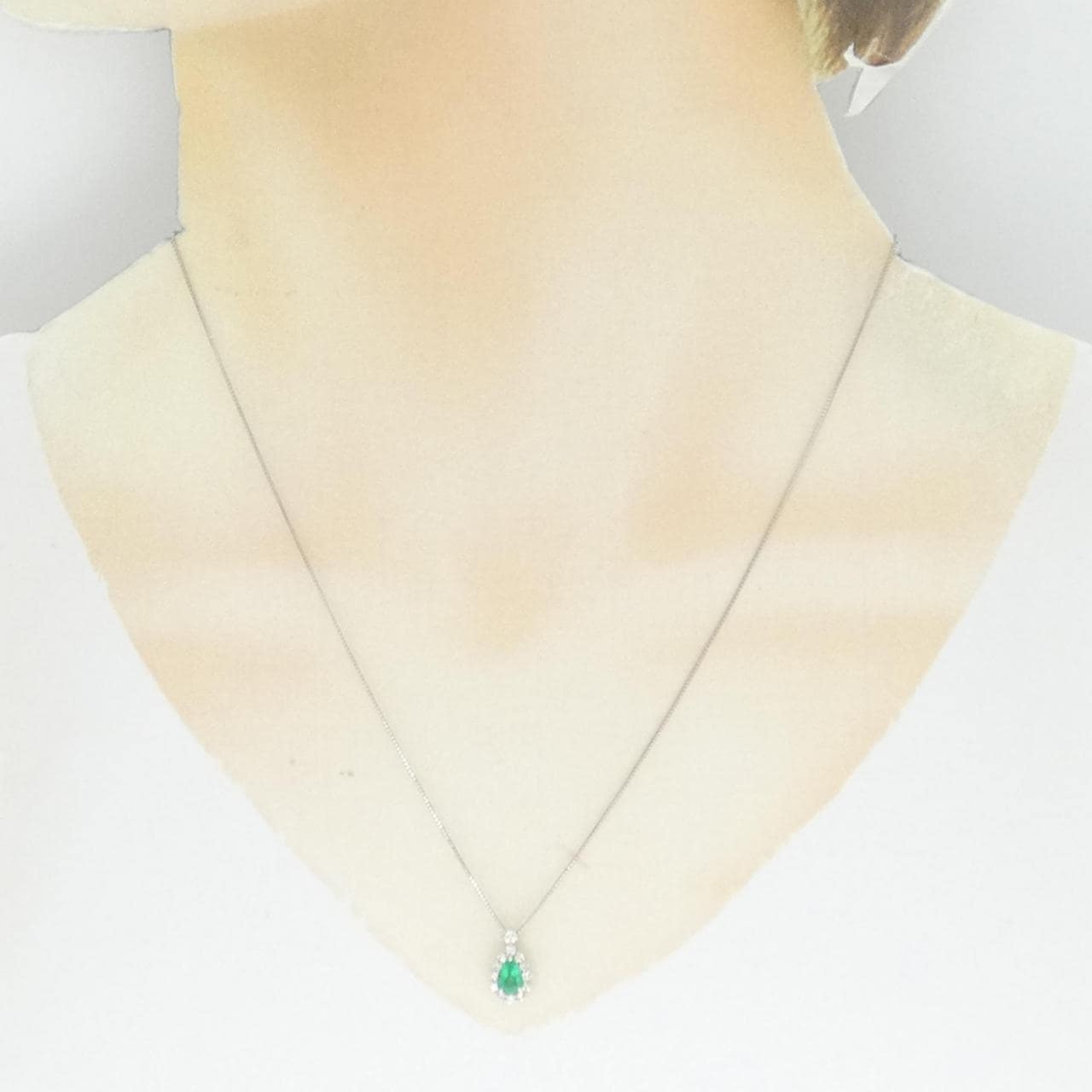 [BRAND NEW] PT Emerald Necklace 0.36CT