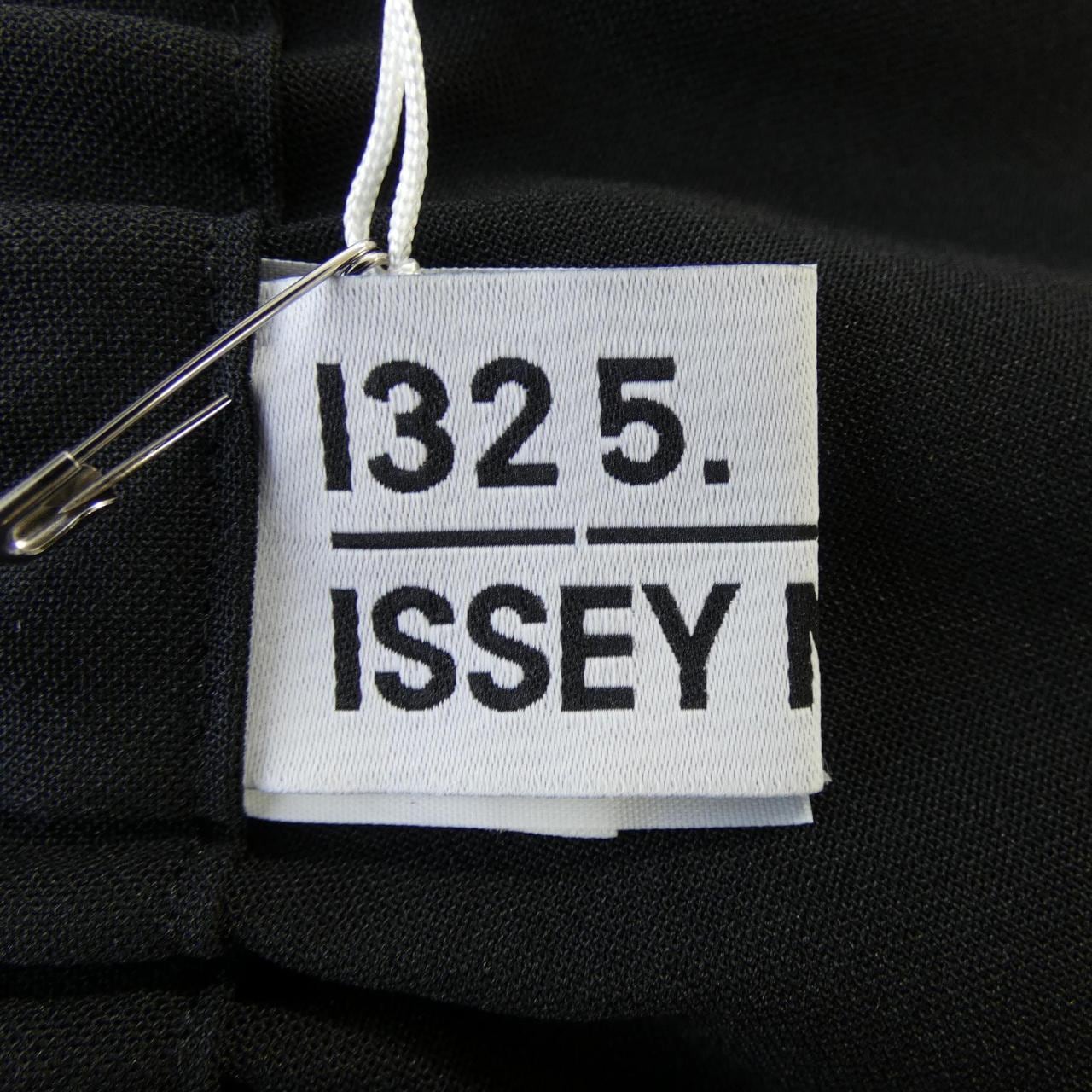 132 5.イッセイミヤケ 132 5.ISSEY MIYAKE IL55FF113 パンツ