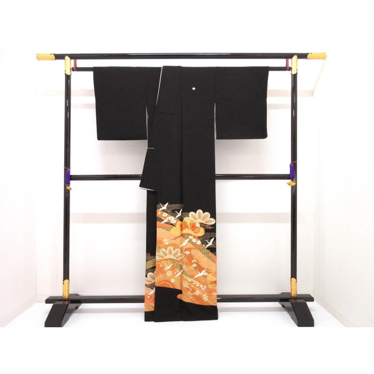 留袖　友禅金彩加工　刺繍入り　武田菱