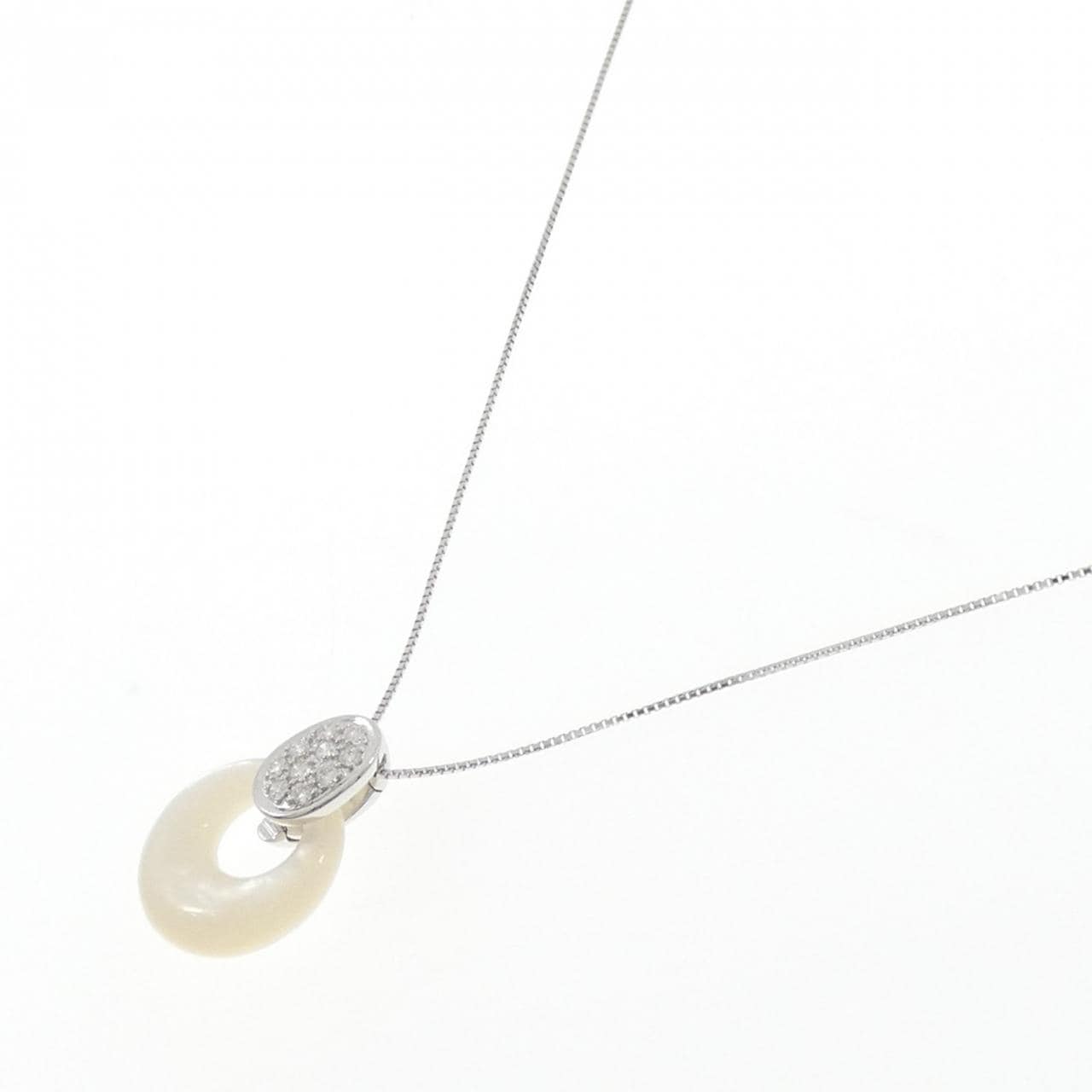 750WG/K18WG Mother of Pearl Necklace