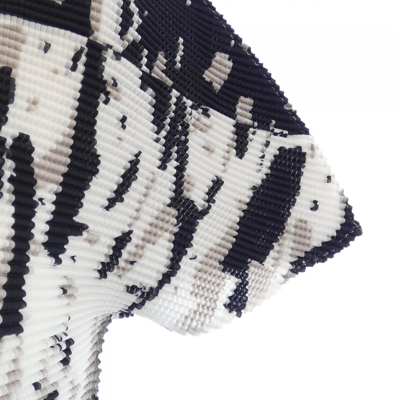 ミーイッセイミヤケ me ISSEY MIYAKE トップス