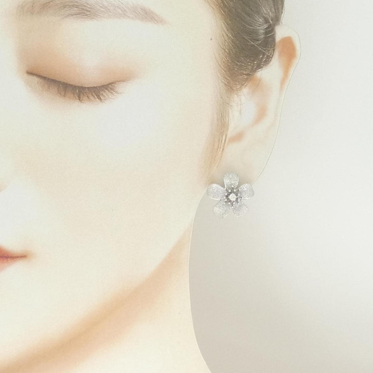 K18WG フラワー ダイヤモンド ピアス 0.10CT
