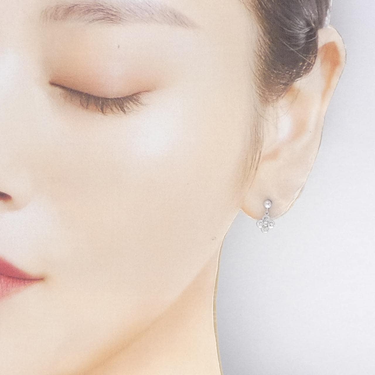 K18WG フラワー ダイヤモンド ピアス 0.32CT