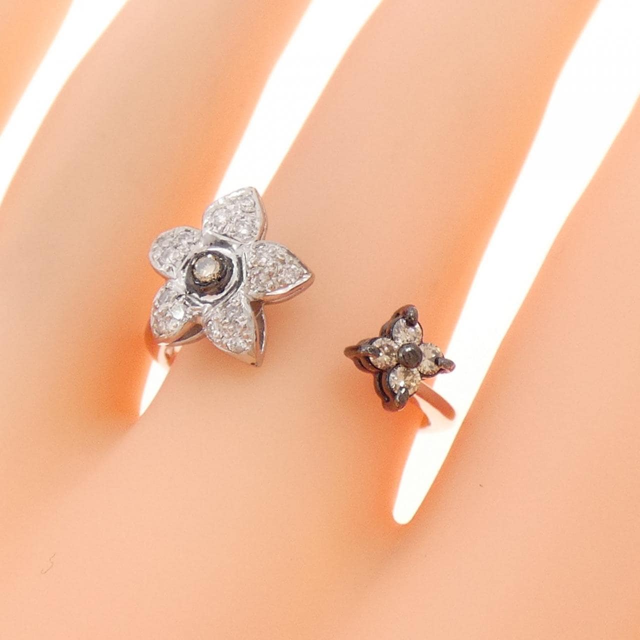 K18WG/K18BG フラワー ダイヤモンド リング 0.30CT