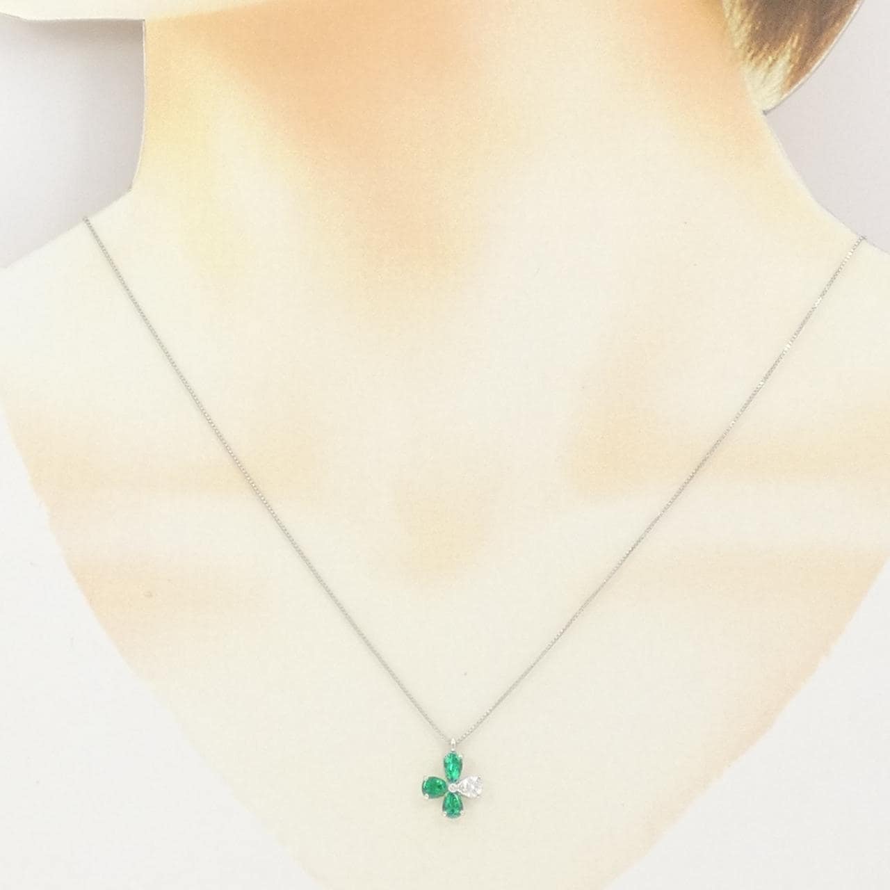 PT900/PT850 フラワー エメラルド ネックレス 0.52CT