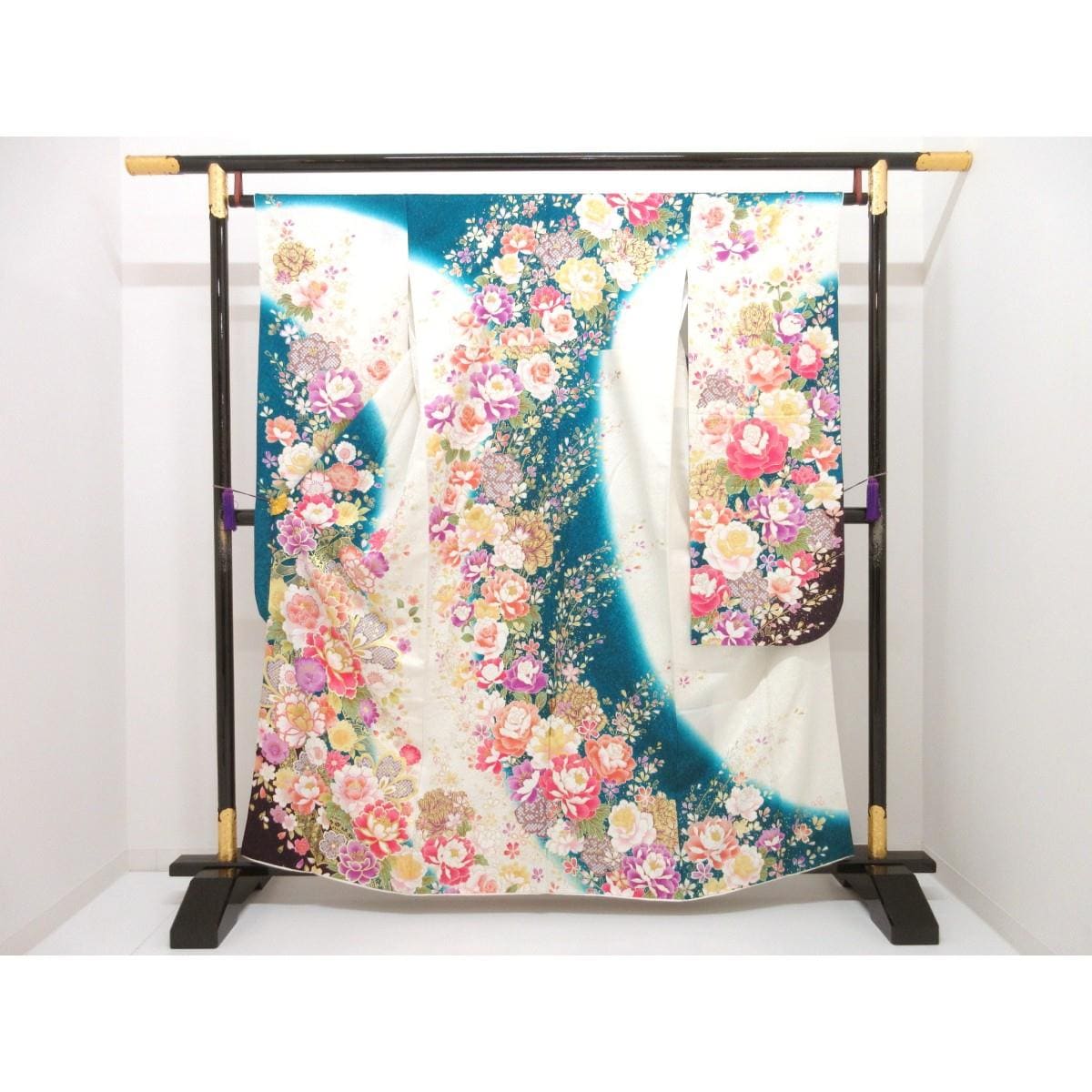 振袖　銀通しボカシ染　友禅金彩加工　刺繍入り