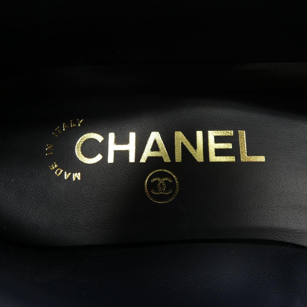 CHANEL香奈儿高跟鞋。