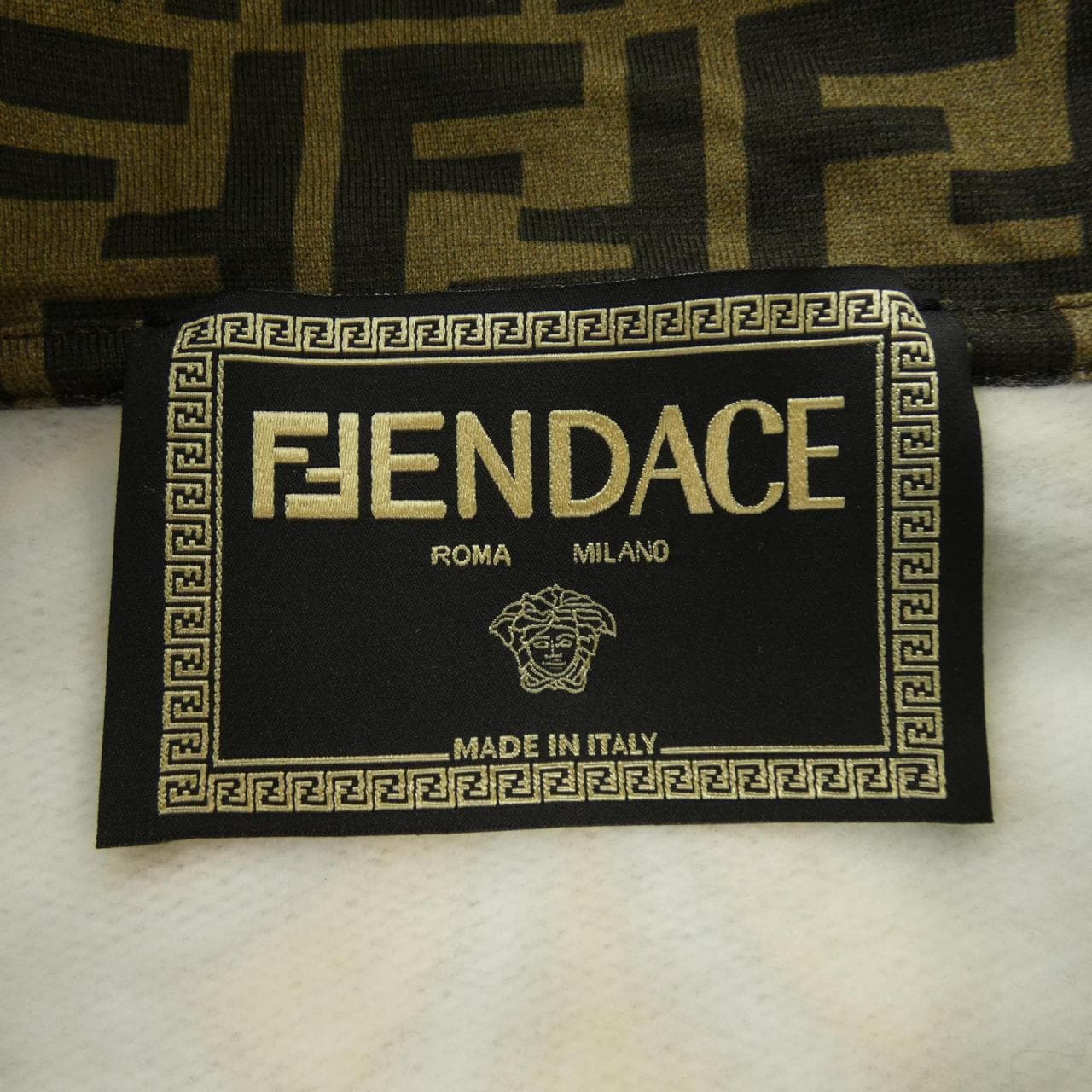 フェンダーチェ FENDACE パーカー