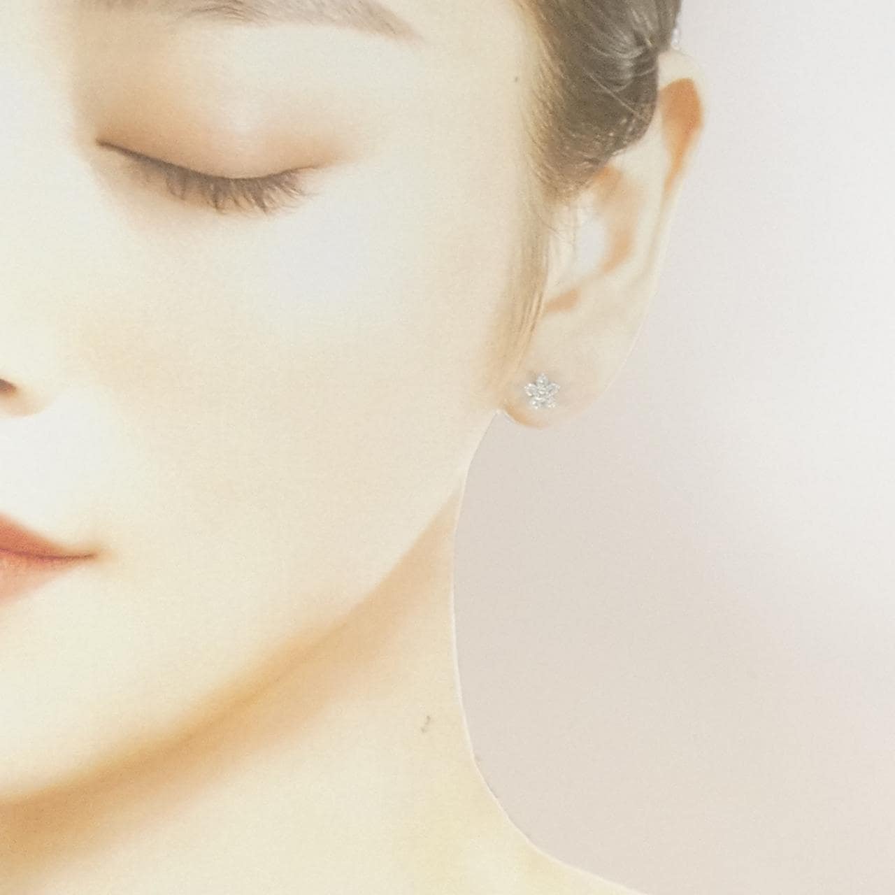 K18WG/PT900 フラワー ダイヤモンド ピアス 0.40CT