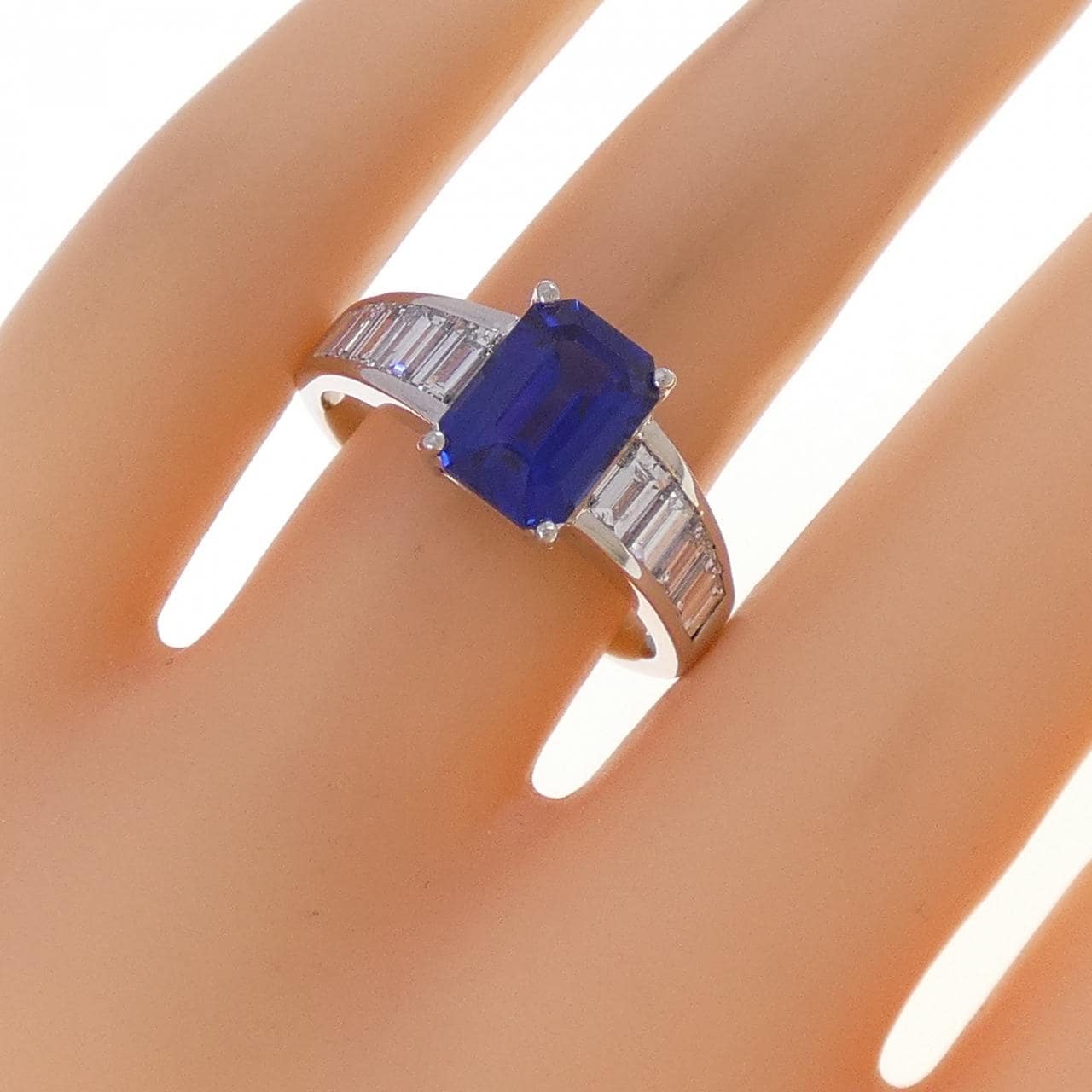 PT900 サファイヤ リング 2.825CT