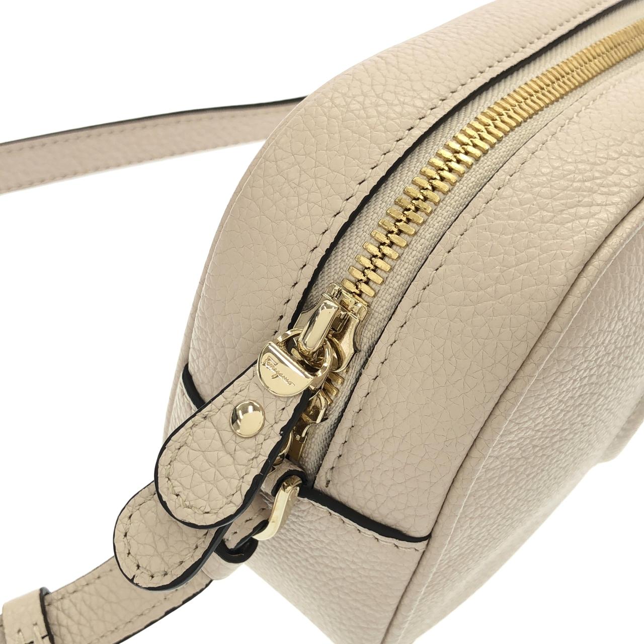 サルヴァトーレフェラガモ 21 H006 ショルダーバッグ