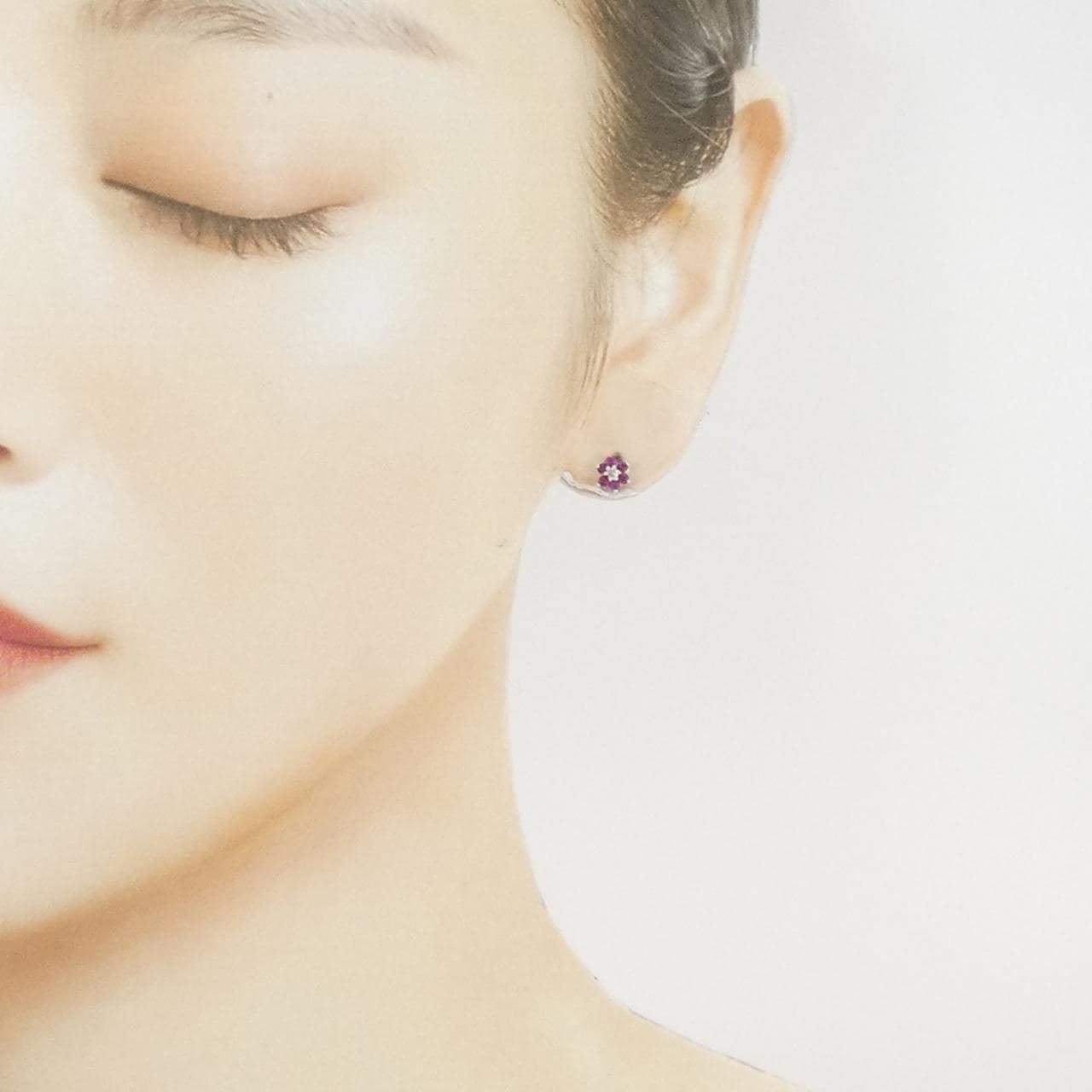 K18WG フラワー ルビー ピアス 0.32CT