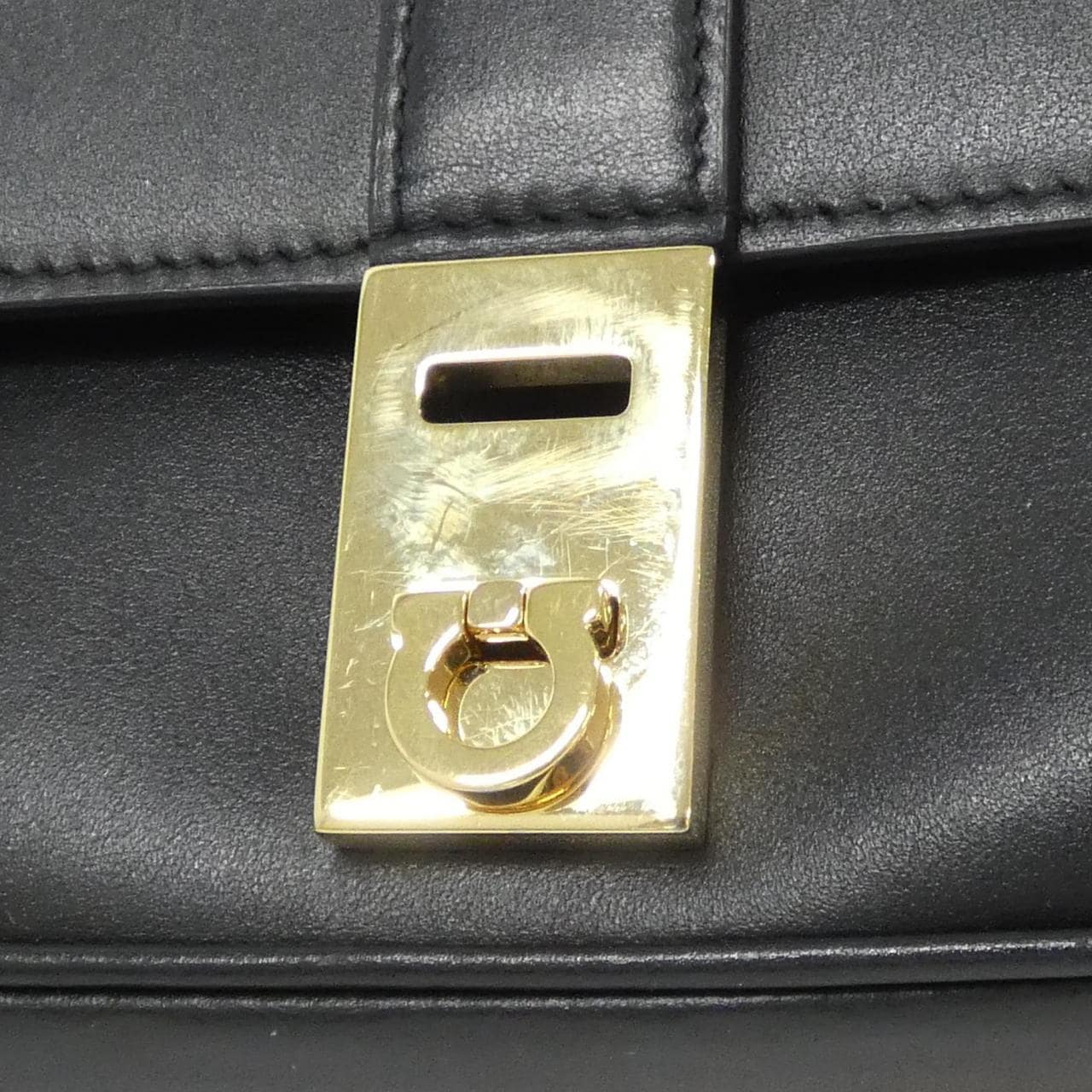 サルヴァトーレフェラガモ 21 8340 ショルダーバッグ